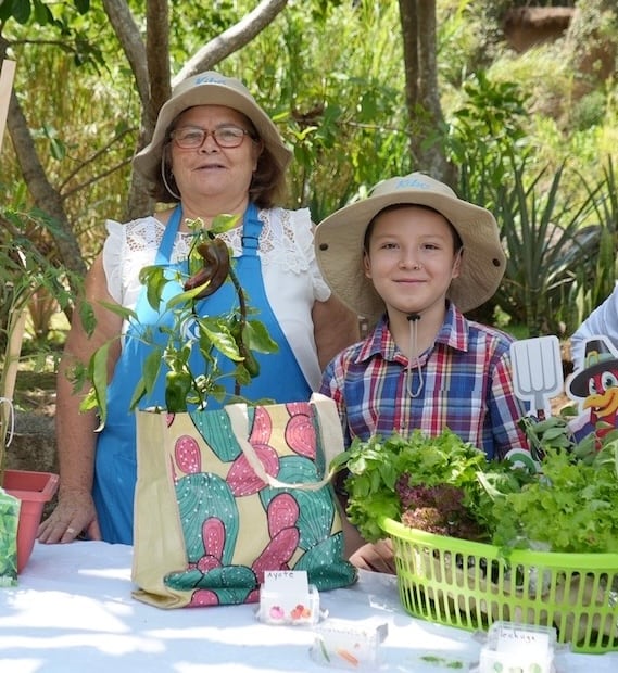 En el proceso, doña Jeannethe ha tenido un compañero incondicional, su nieto Ian Vargas, de nueve años. El niño la acompañó a los cursos y él adquirió conocimientos. Ella autorizó que su imagen aparezca en esta publicación. Foto: Cortesía