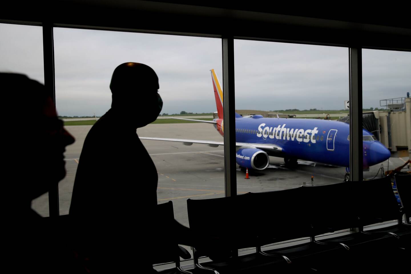 Pasajeros caminan hacia una puerta para abordar un vuelo de Southwest Airlines a Orlando, Florida el domingo 24 de mayo de 2020 en el aeropuerto internacional de Kansas City en Kansas City, Missouri. La economía de Estados Unidos se contraerá un 6,1% este año a raíz de las perturbaciones vinculadas con las medidas para controlar la pandemia. Foto: AP.
