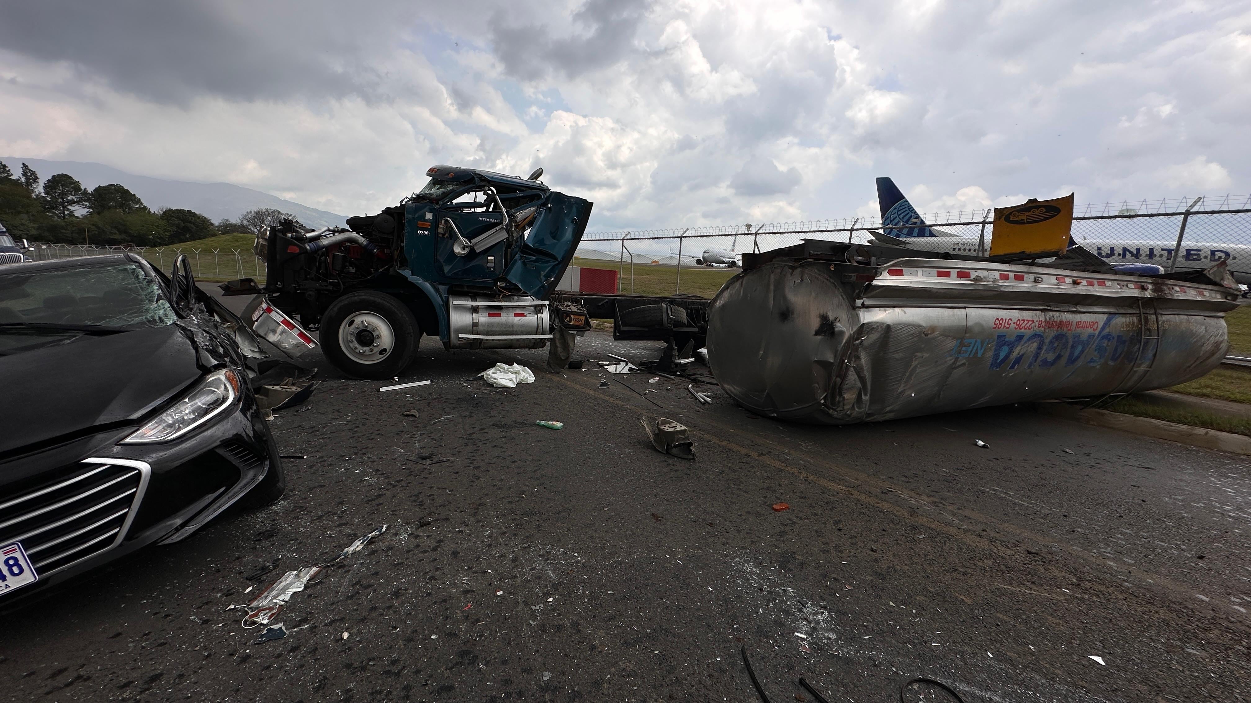 Dos personas resultaron heridas tras el choque.