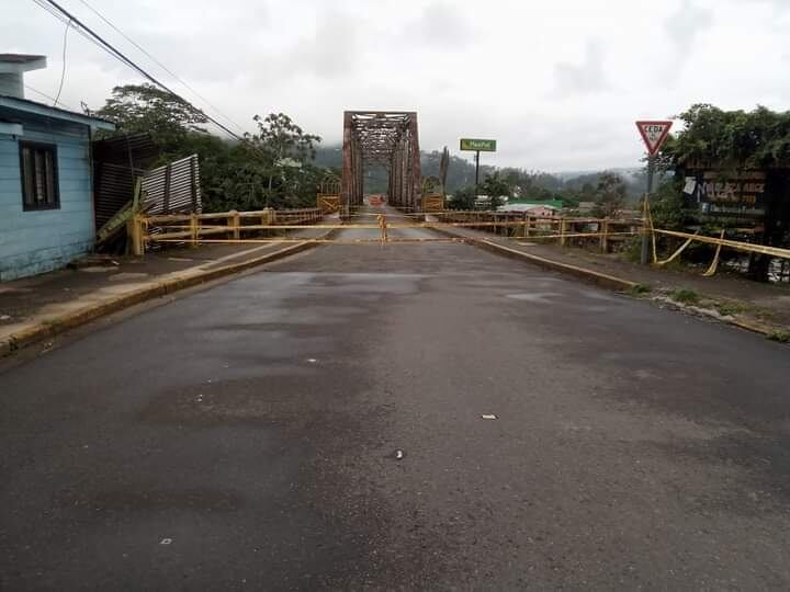 Al fondo a la izaquierda quedó falseada una de las casas falseadas en La Suiza de Turrialba, donde las propietarias afirman que todavía no ha llegado la CNE. Foto: suministrada por Keyna Calderón.