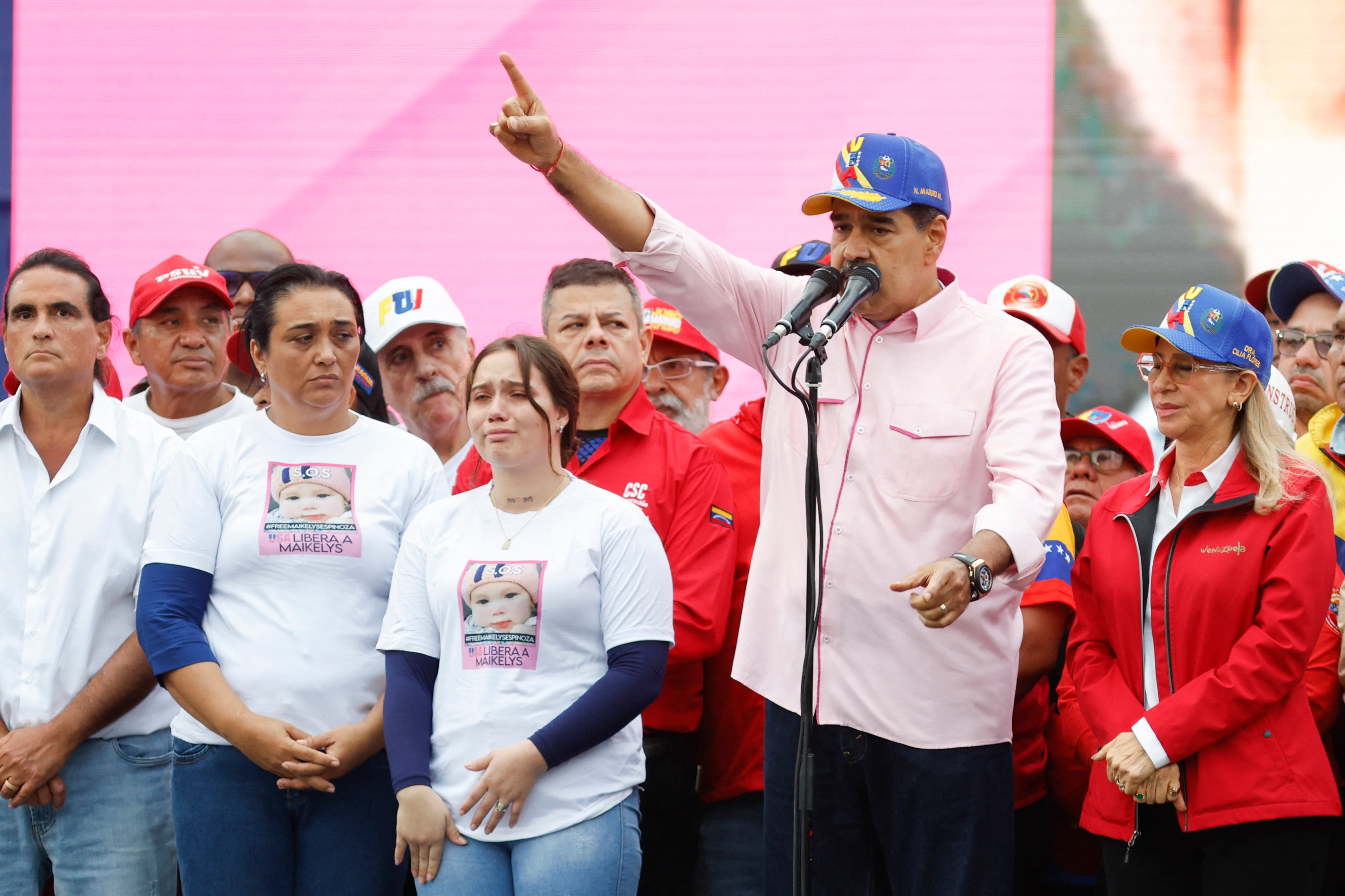 El presidente de Venezuela, Nicolás Maduro, afirmó el lunes adelantará por decreto el inicio de la Navidad para el 1.° de octubre, en momentos en que su gobierno acusa a Estados Unidos de “amenazar” al país con buques de guerra desplegados en aguas del mar Caribe.