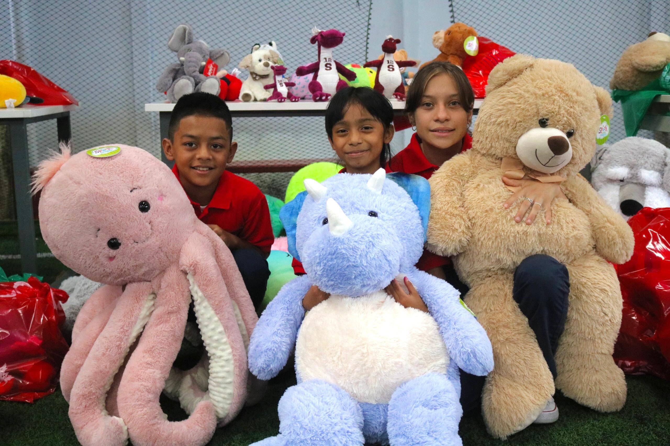Niños de Obras del Espíritu Santo disfrutaron recogiendo peluches en el Ricardo Saprissa el domingo 12 de noviembre del 2023. En la foto, de izquierda a derecha, Steven Mercado Vallecillo, María Gabriela Estrada Sánchez y Evanny Segura Venegas, niños de Obras del Espíritu Santo.