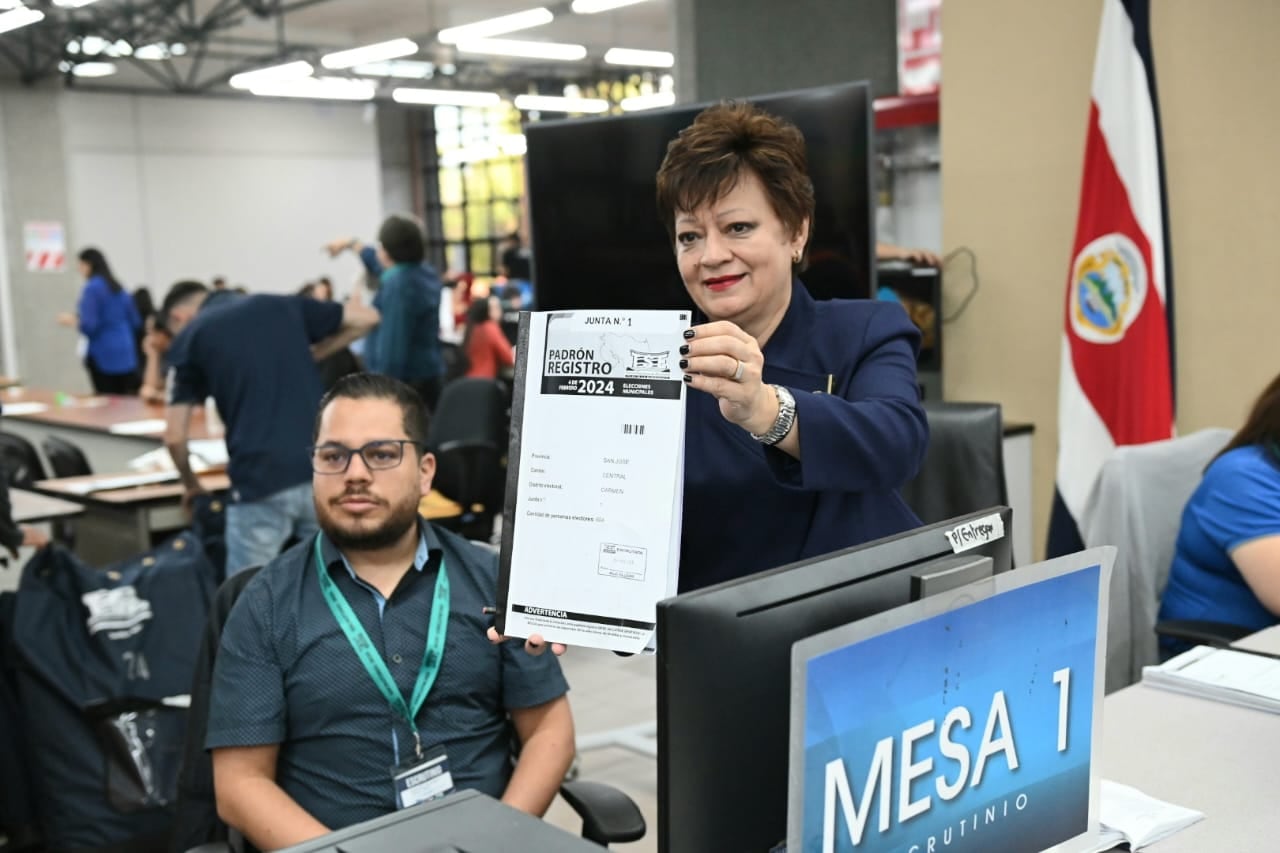 Escrutinio y conteo de votos inició este martes, en las oficinas centrales del TSE. Fotos: Albert Marín