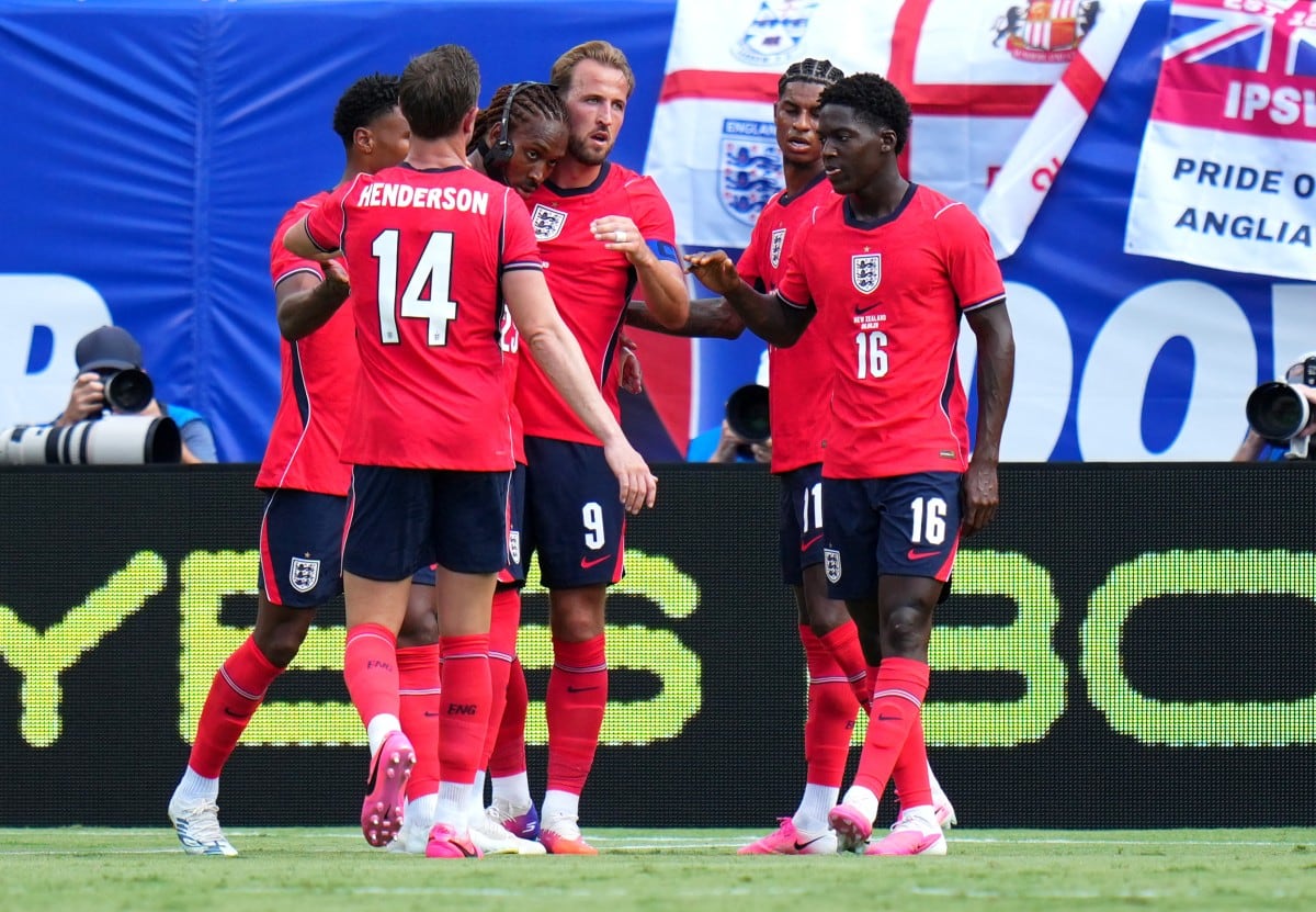 TAMPA, FLORIDA - JUNE 06: Harry Kane #9 of England celebrates scoring his team's first goal with teammates during the international friendly match between England and New Zealand at Raymond James Stadium on June 06, 2026 in Tampa, Florida. Rich Storry/Getty Images/AFP (Photo by Rich Storry / GETTY IMAGES NORTH AMERICA / Getty Images via AFP)