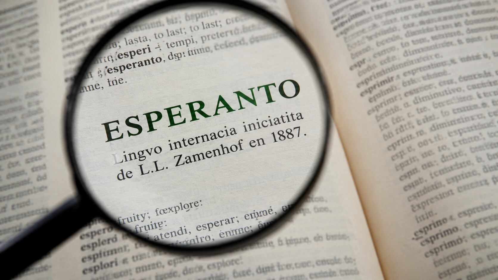 El esperanto nació como una lengua universal, alcanzó millones de seguidores y aún mantiene una comunidad activa en varios países.