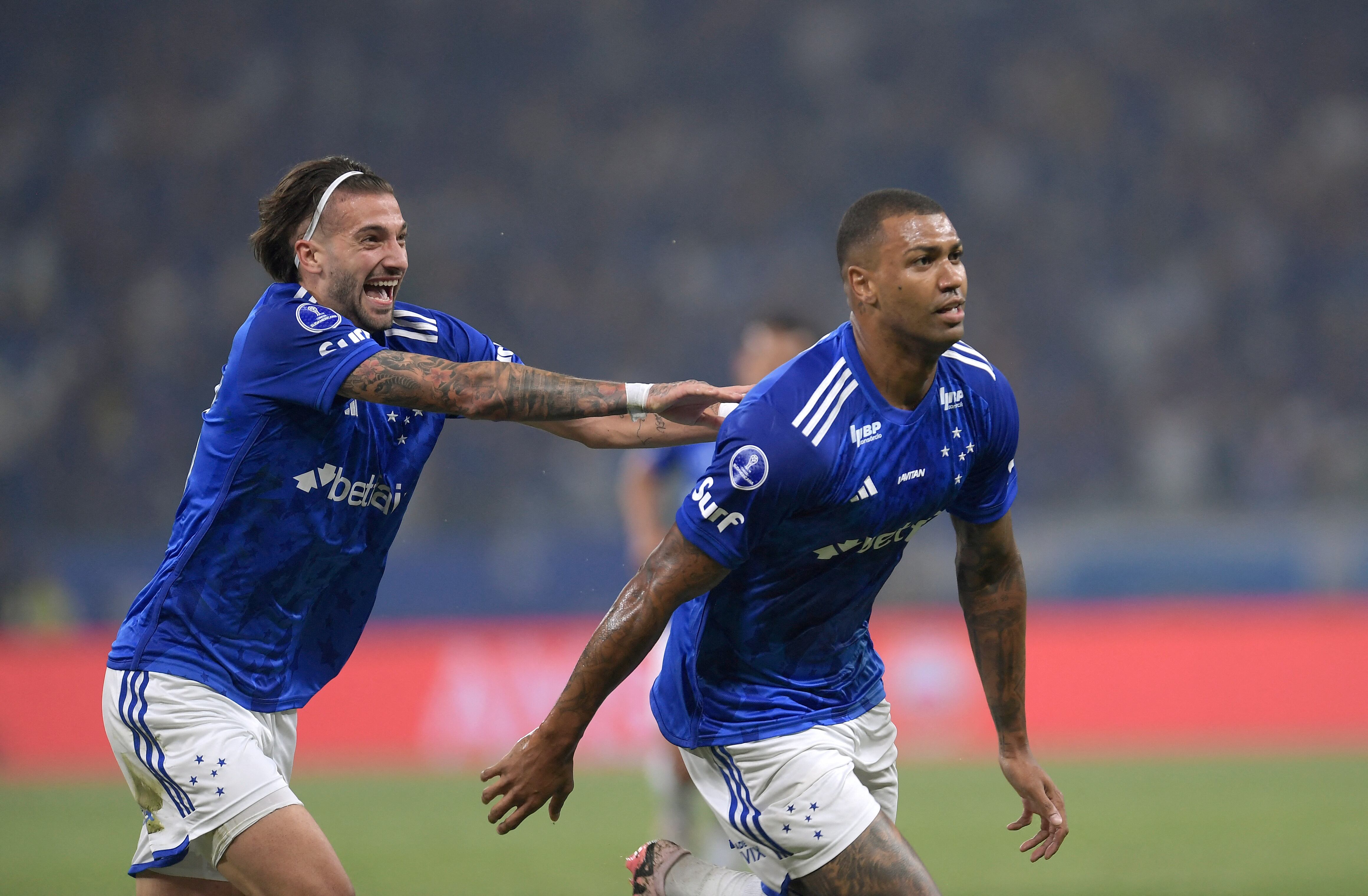 Walace (derecha) celebra con el delantero argentino Lautaro Díaz en el partido entre Cruzeiro y Boca Juniors, en la Copa Sudamericana.