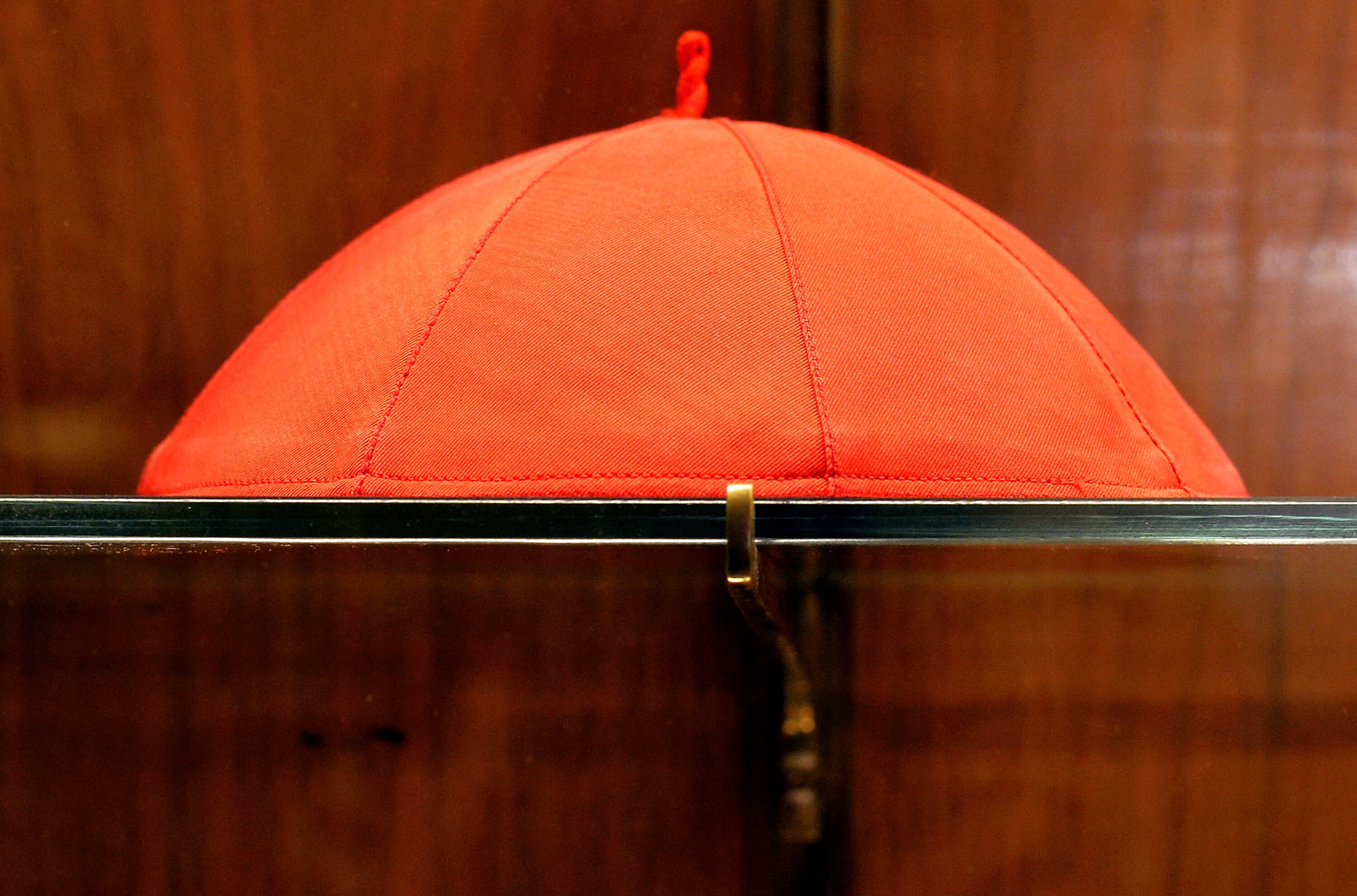 Una monja pasa frente a la tienda del sastre eclesiástico italiano Raniero Mancinelli, de 86 años, en Borgo Pio, un barrio cercano al Vaticano, el 19 de noviembre de 2024 en Roma. Los días se han convertido en una carrera contra el tiempo para Mancinelli, ya que un tercio de los 21 prelados que serán nombrados cardenales por el papa Francisco el 7 de diciembre de 2024 han hecho pedidos con él. (Foto de Tiziana FABI / AFP)