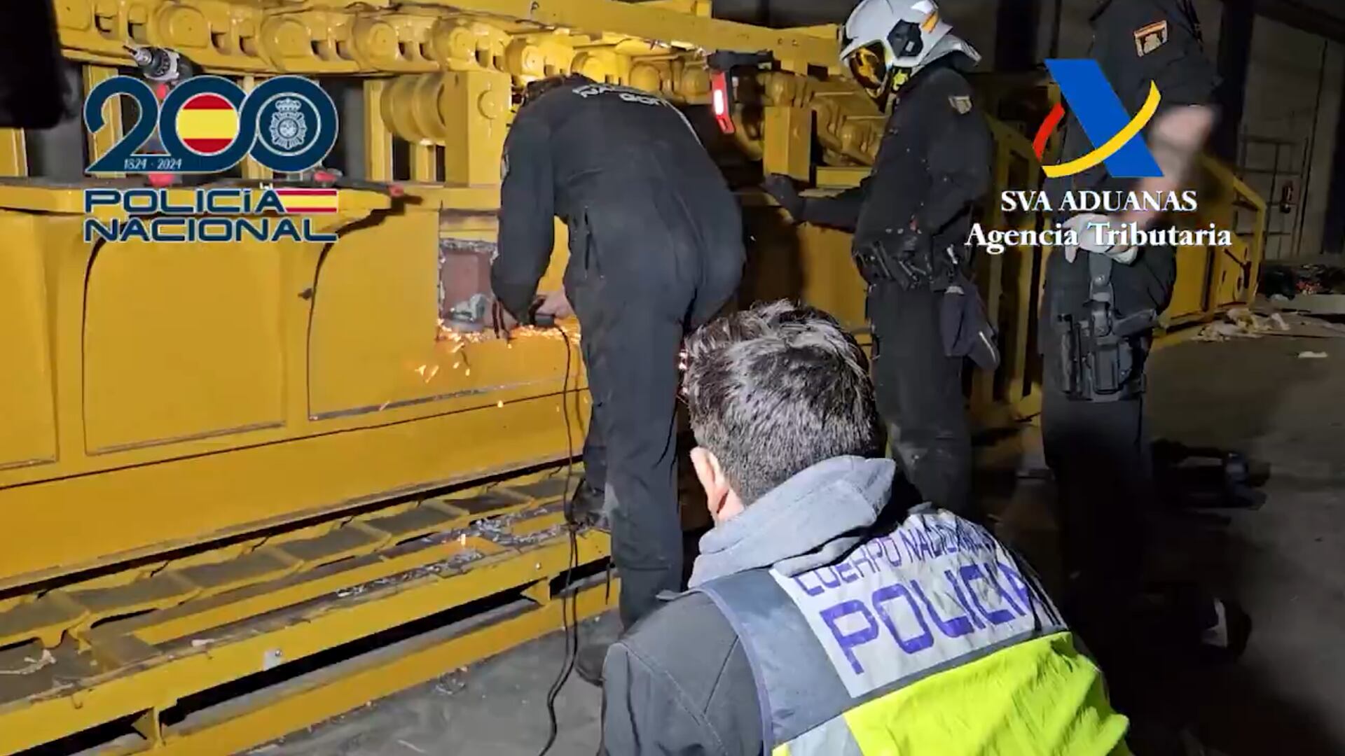La droga fue hallada en medio de maquinaria industrial en la que hubo que abrir boquetes para encintrarla. Foto: Agencia Tributaria de España.
