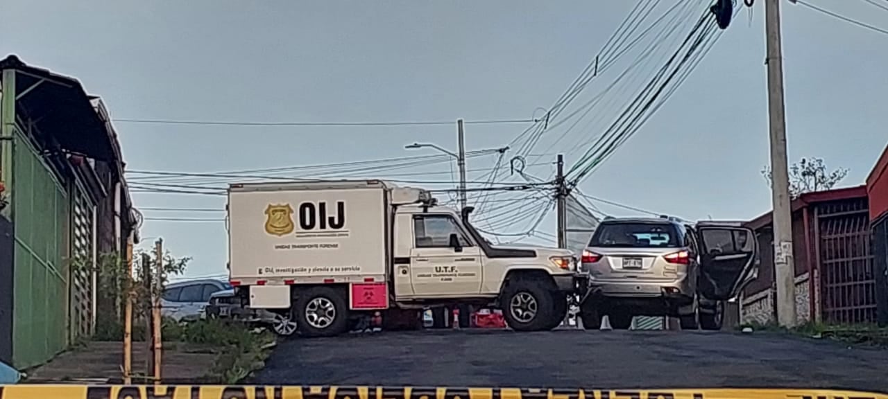Agentes del OIJ se ocuparon del levantamiento del muerto y asegurar la escena del crimen ocurrido en Hatillo 1 en la madrugada de este martes. Fotografía: