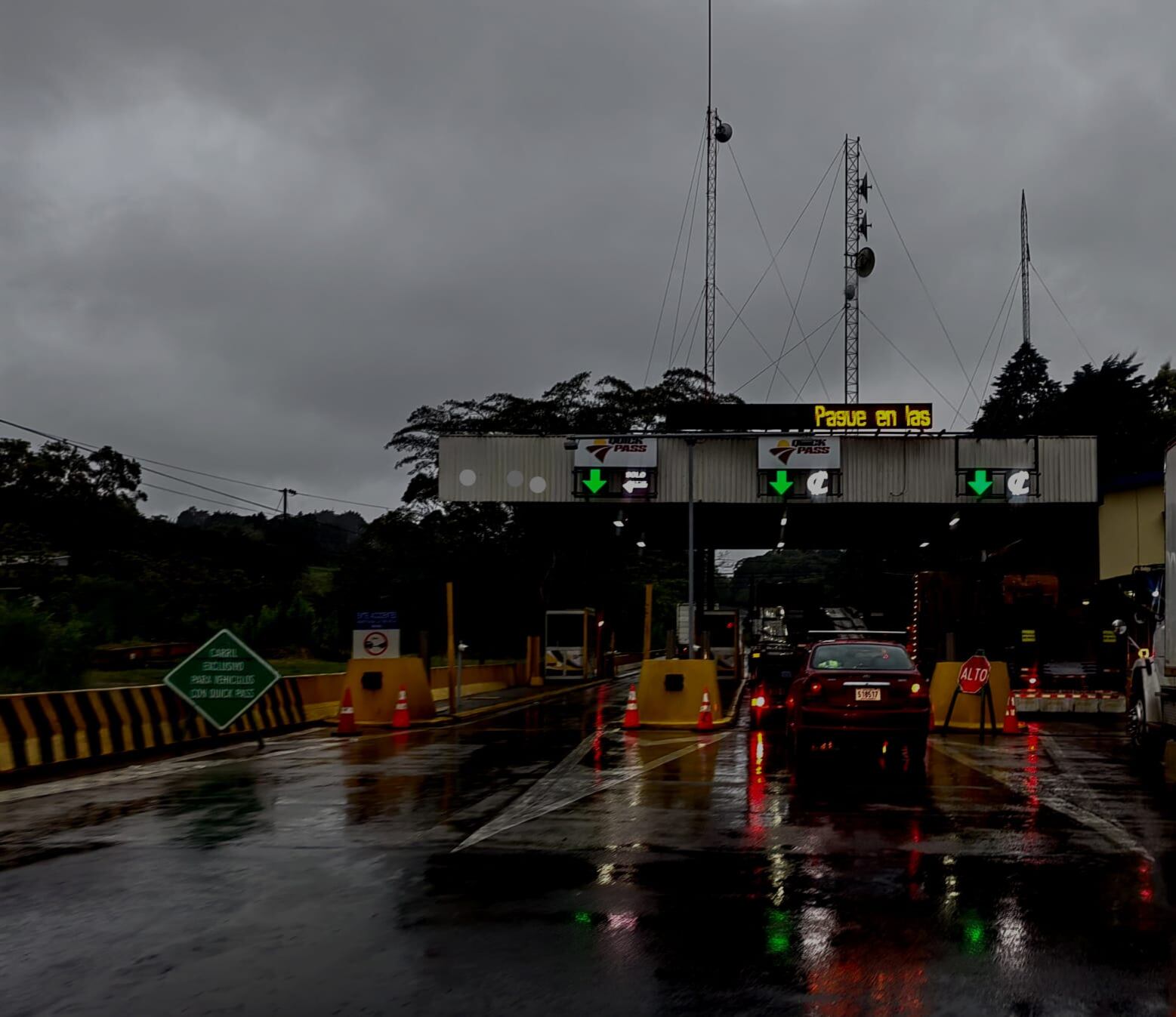 MOPT anunció este lunes por la noche el cierre de la ruta 32 por fuertes aguaceros. Foto: Reiner Montero.