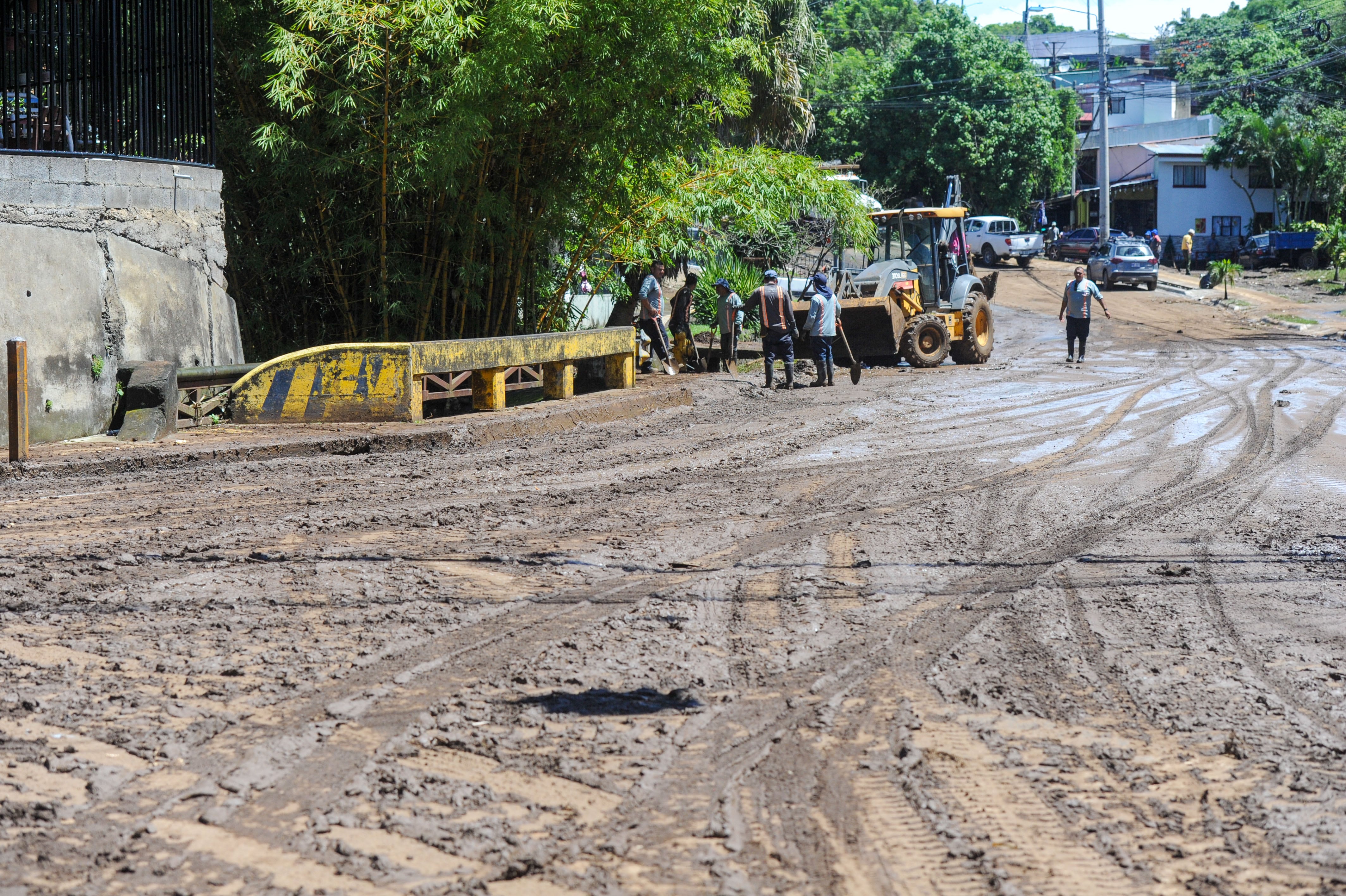 19/10/2026 Inundaciones, Las Crucitas, Puente Bermudez carretera a San Isidro de Heredia, afuéras de la vivienda de la familia Jimenez, vecinos y personal de la Municipalidad realiza limpieza de la zona afectada. Fotografía: Marvin Caravaca.