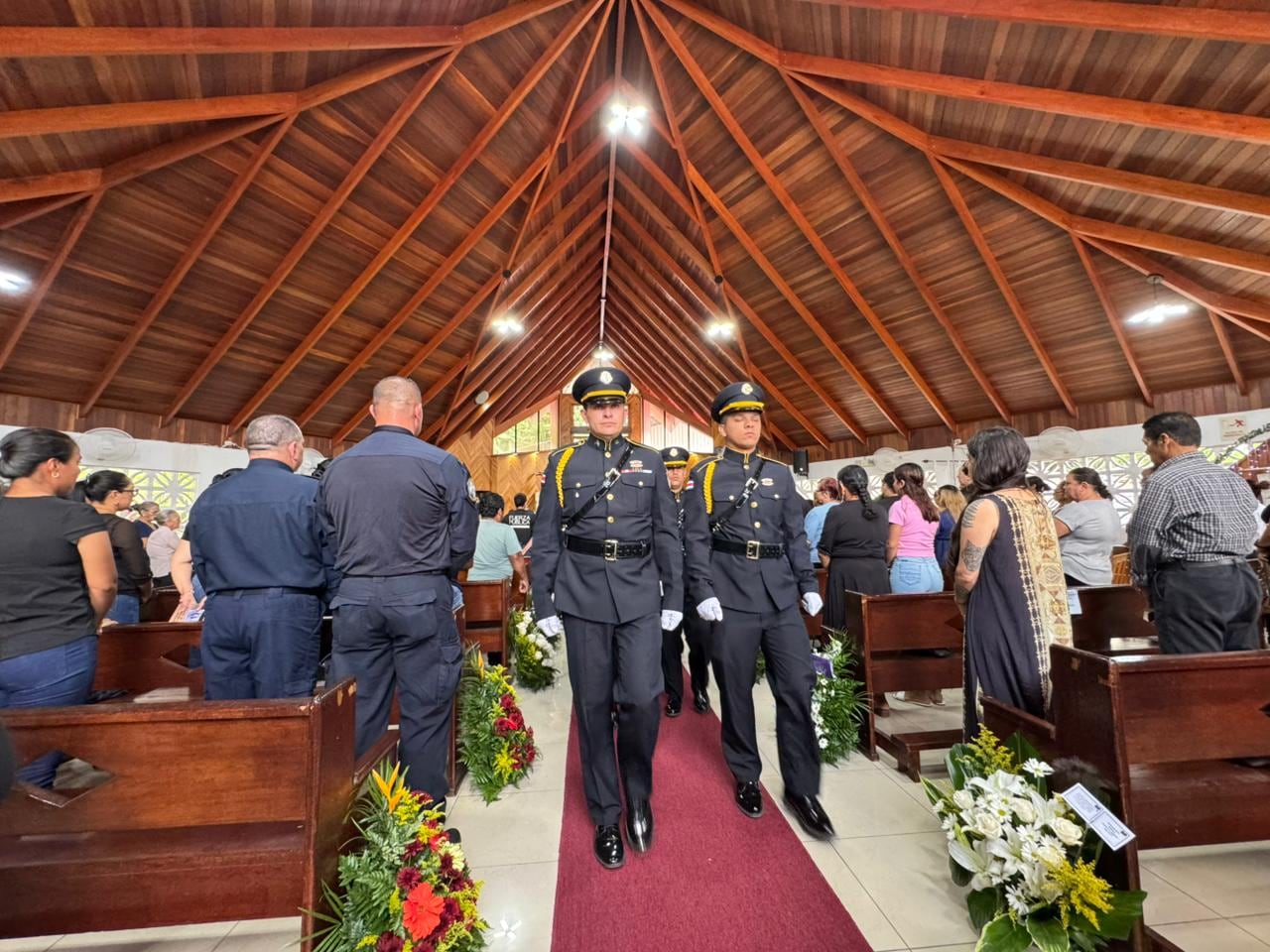 Un cuerpo de honor de la Fuerza Pública llevó el féretro de Gerson Rosales, agente de esa cuerpo policial, asesinado el 13 de mayo en Batán por delincuentes.