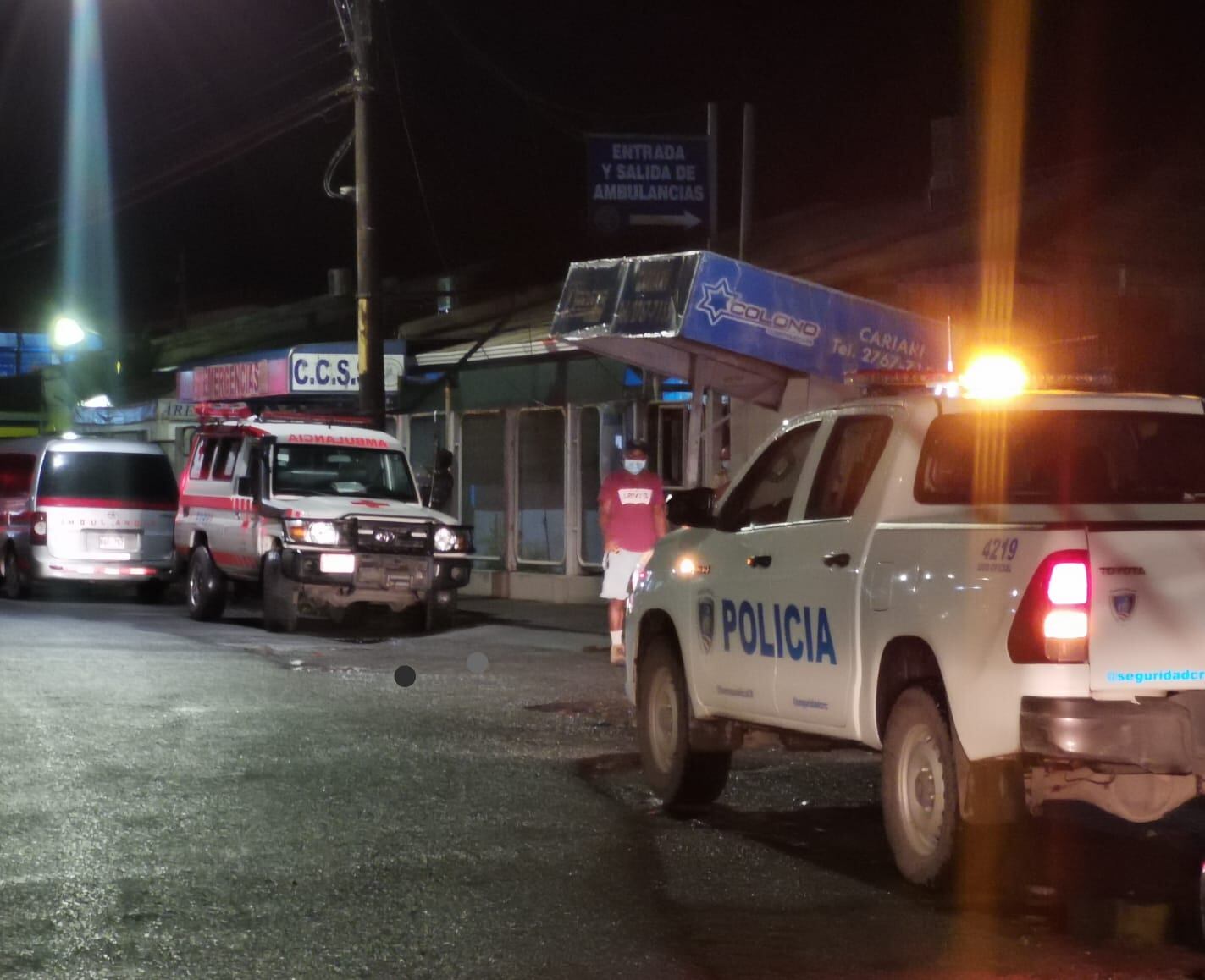 A las 11:11 p. m. en una lluviosa noche en Cariari de Pococí el choque de una moto contra una tapia, cobró la vida del conductor. Foto: Reiner Montero.