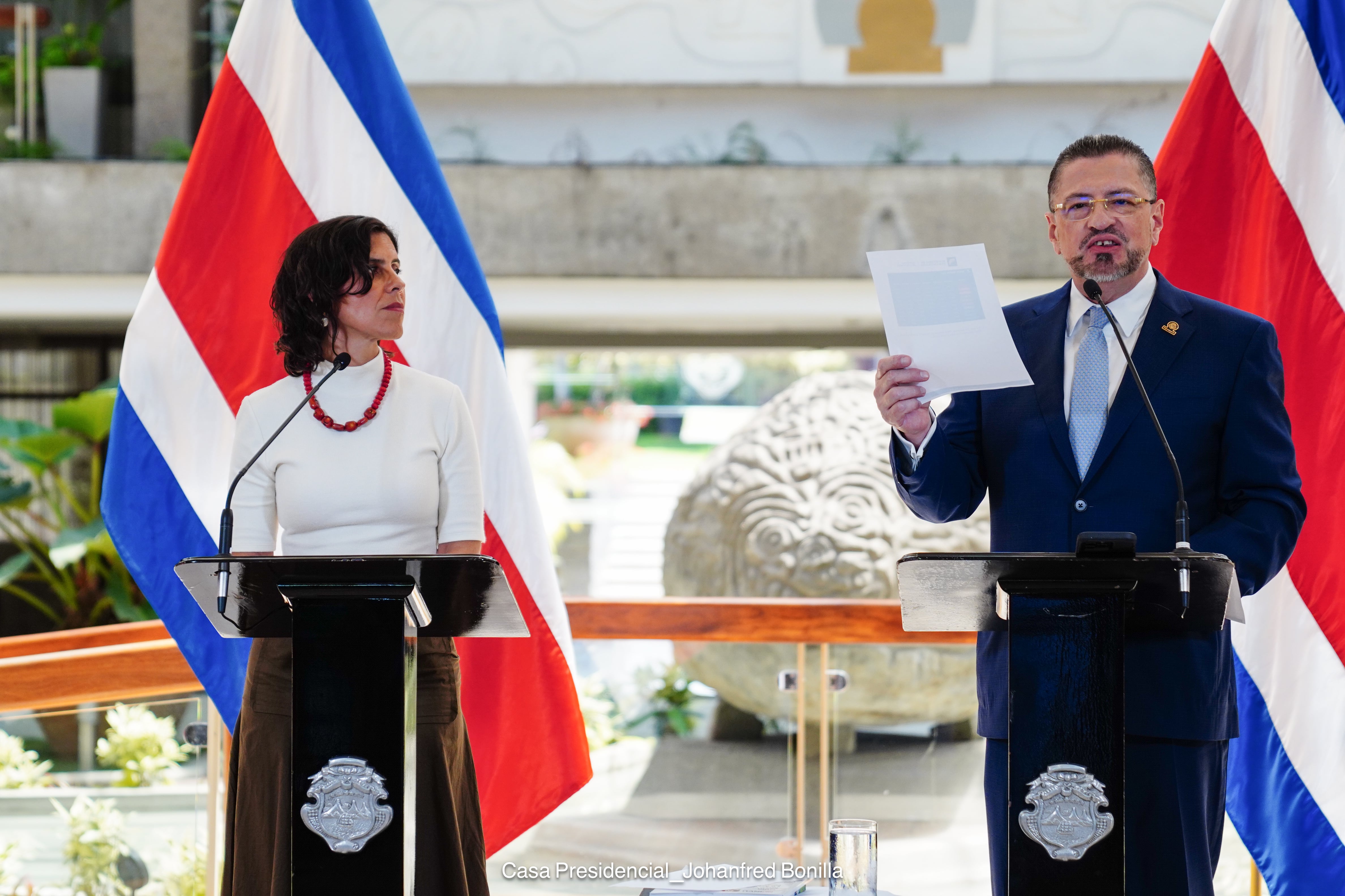 El presidente Rodrigo Chaves y la ministra del Micitt, Paula Bogantes, expusieron su rechazo a la propuesta de cuatro fracciones para modificar la Ley de Radio de 1954. Foto: Casa Presidencial/Johanfred Bonilla