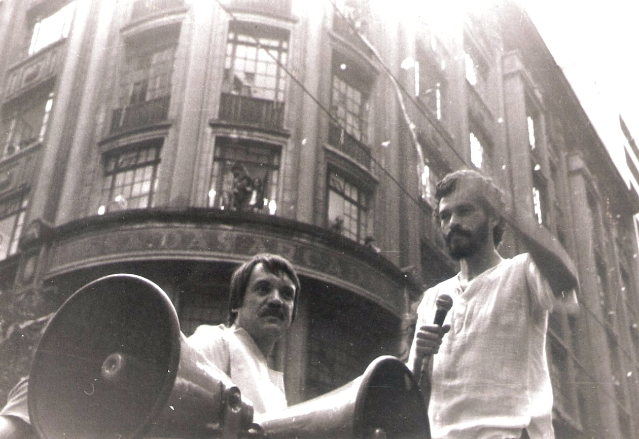 El futbolista brasileño Sócrates participando en el movimiento político por la democracia en Brasil en 1984.