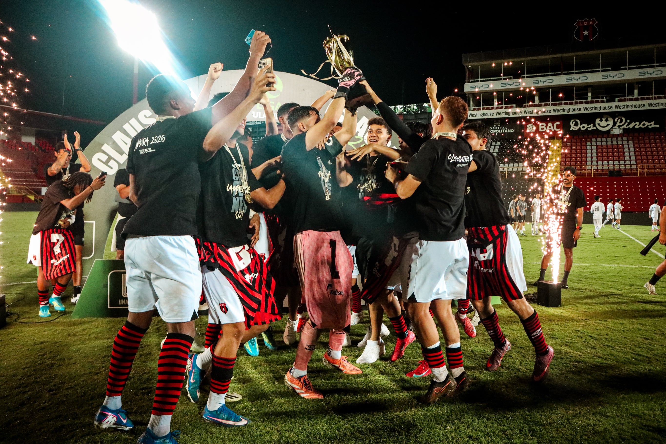 El guardameta Daniel Velásquez fue el encargado de levantar el trofeo de campeón U-21 de Liga Deportiva Alajuelense.
