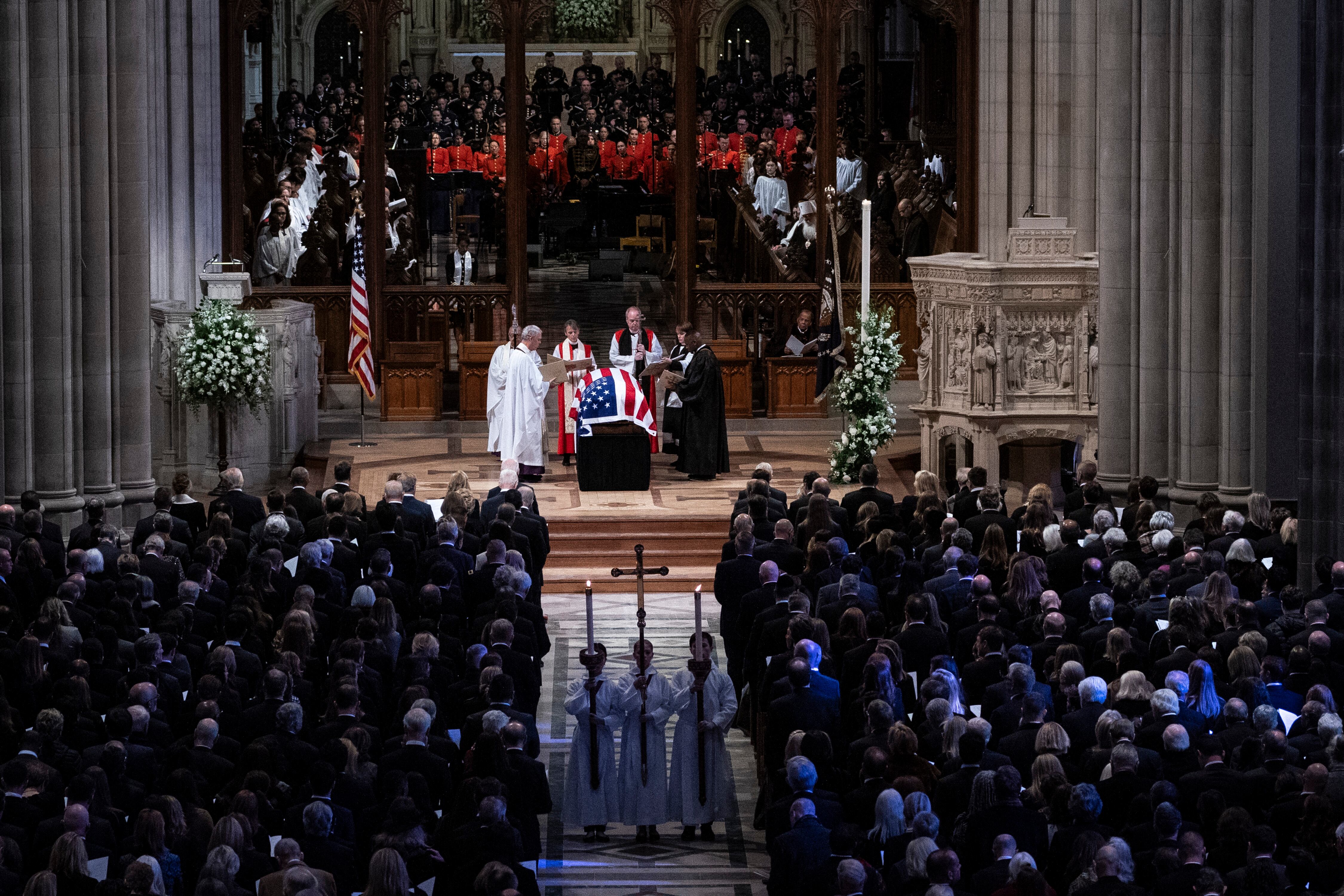 Funeral de Estado del expresidente Jimmy Carter en la Catedral Nacional de Washington, con líderes políticos y ciudadanos rindiendo homenaje a su legado.