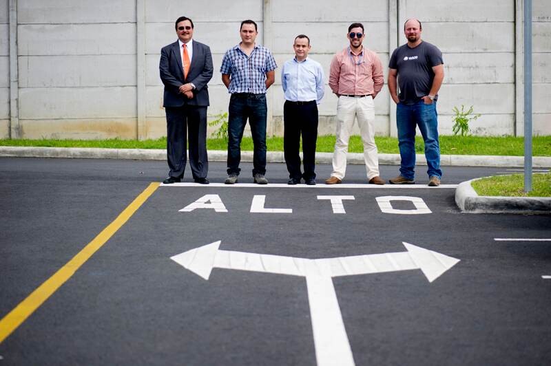 Eduardo Carvajal, Juan Carlos Ramírez, Leonardo Solórzano, Steven Solís y Felipe Hidalgo son cinco de los 100 editores de mapas, con los que cuenta la aplicación de navegación y tránsito Waze, en el país. Ellos dedican su tiempo a actualizar la información que aparece en la aplicación de origen israelí, que fue comprada como Google. | MARCELA BERTOZZI Y MAYELA LÓPEZ