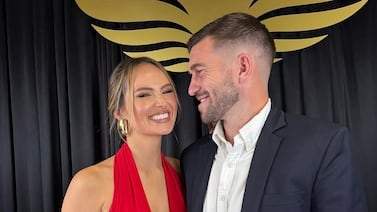 Tim Payne está casado con una costarricense: véala cantar el tema musical del fenómeno viral