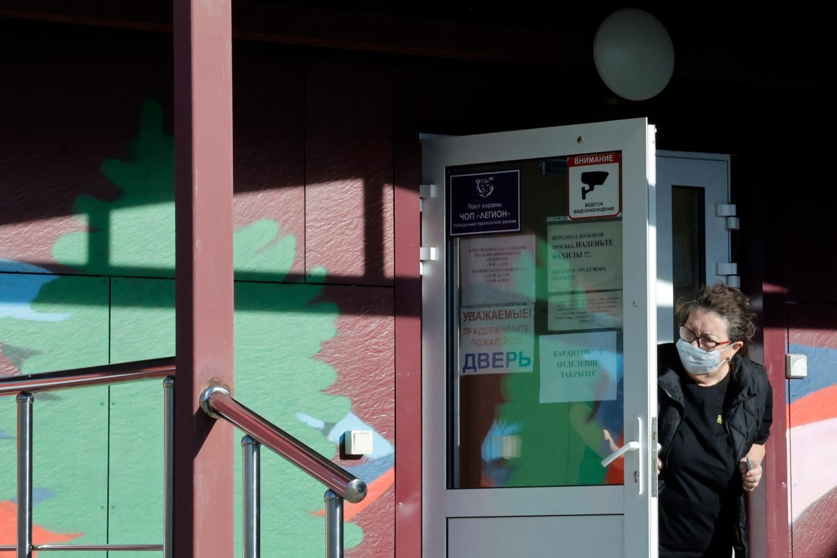 Un agente de seguridad con mascarilla observa desde la puerta de un hospital de enfermedades infecciosas en Shelekhov, donde había fallecido un empleado del Instituto de Investigación Antipeste de Irkutsk, Rusia.