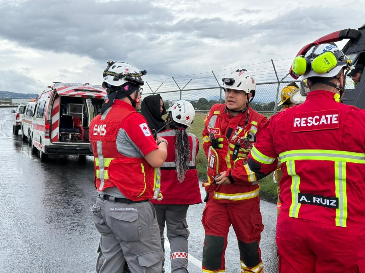 Unidades de Cruz Roja y Bomberos atendieron el vuelco de un bus de Tuasa sobre la malla del aeropuerto Juan Santamaría.