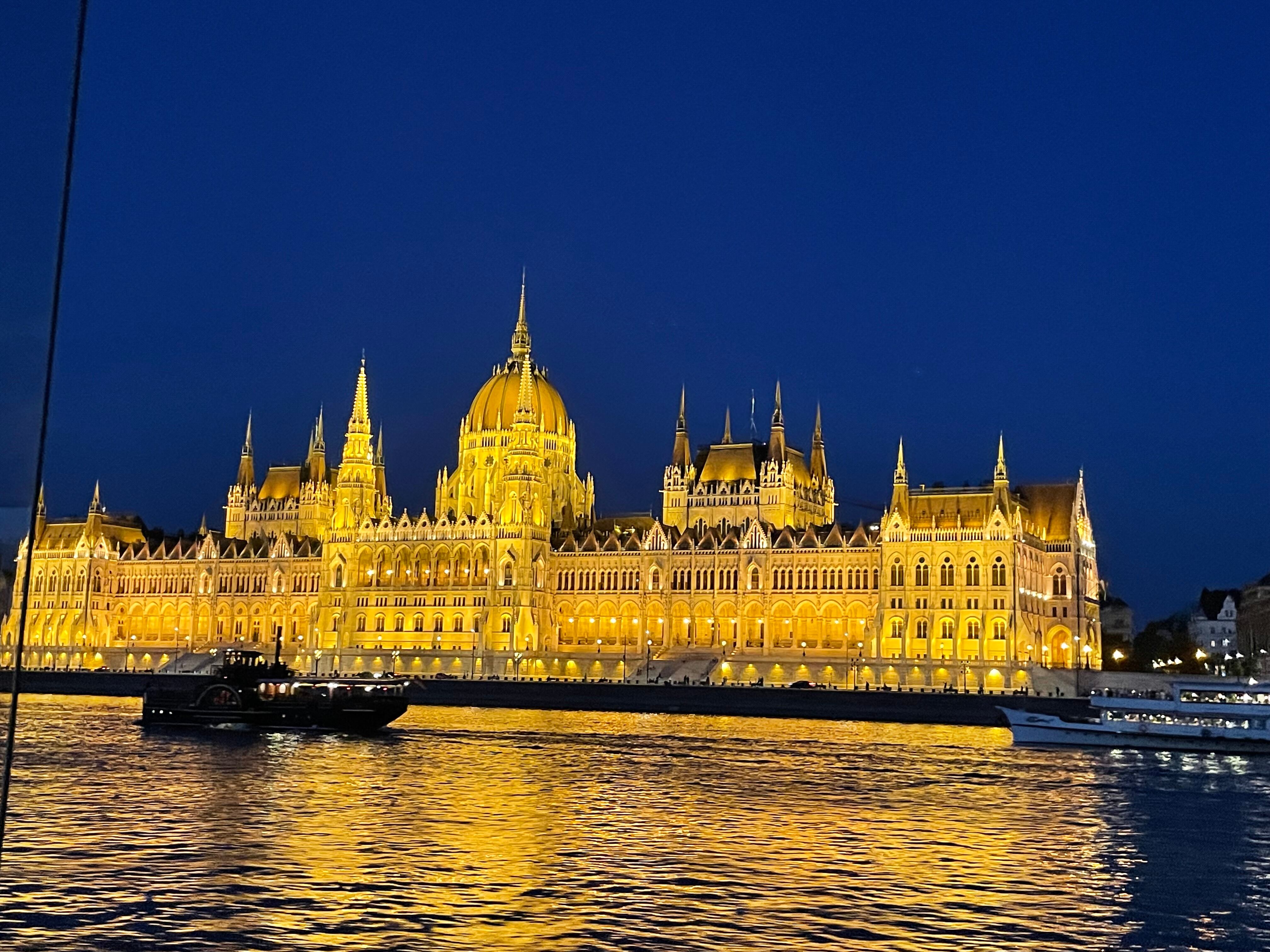 Parlamento de Budapest, Hungría, visto desde el río Danubio.