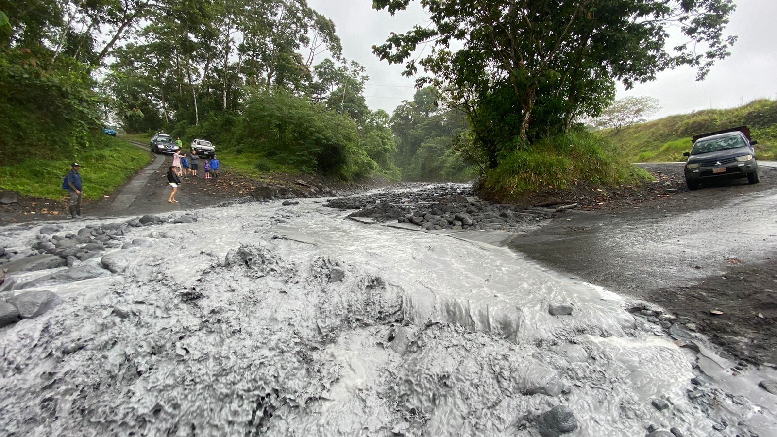 El 30 de enero de este año los lahares llegaron por los ríos hasta Buenos Aires de Aguas Claras, Upala . Erupciones moderadas como esa, no se descartan en el reciente ciclo. Foto: Archivo/ Cortesía de Mauricio González.