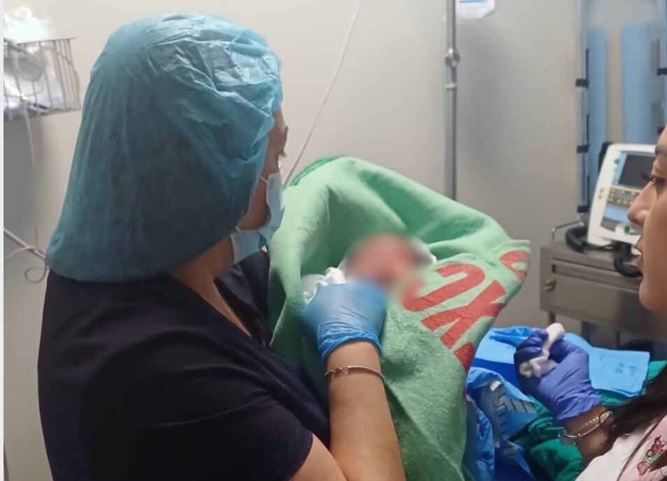 El bebé está siendo atendido con mucho amor