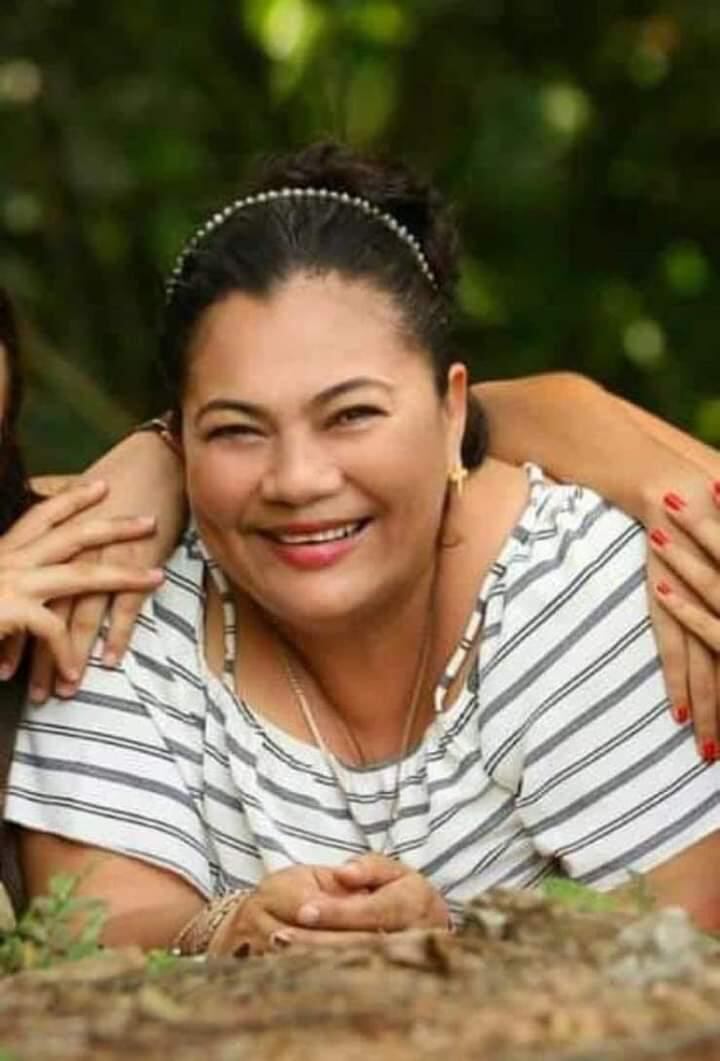 Maylin Rojas Víquez perdió la vida luego de que su vehículo cayera 150 metros en un guindo. Era madre soltera de dos gemelas, vecina de Pital y educadora pensionada.