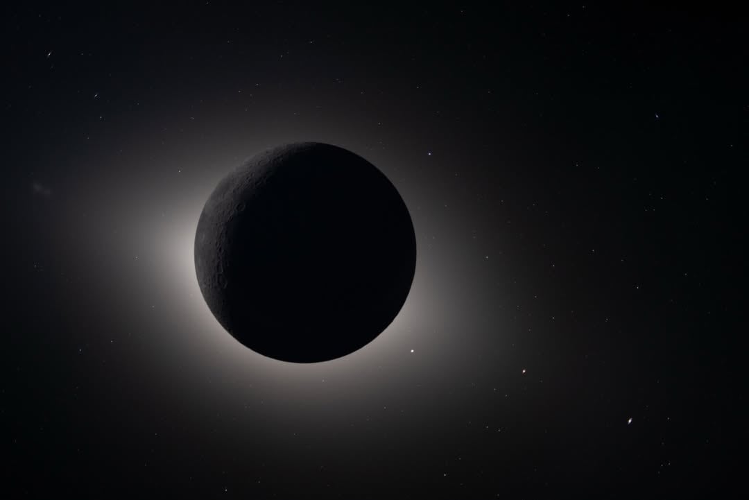 La Luna bloquea al Sol y deja ver la corona solar en un eclipse captado por Artemis II desde la órbita lunar, una vista poco documentada en misiones tripuladas.