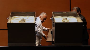 México exhibe en el Congreso cuerpos de supuestos extraterrestres