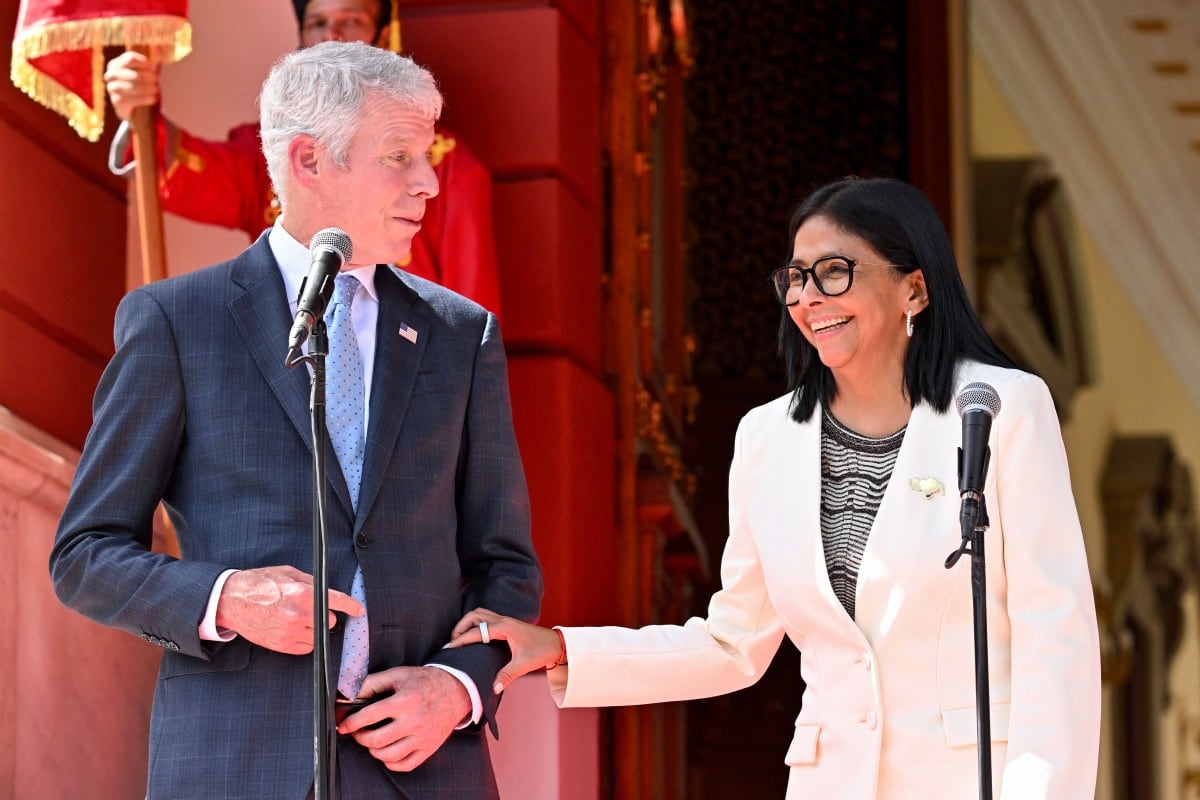 La presidenta interina de Venezuela, Delcy Rodríguez (derecha), y el secretario de Energía de Estados Unidos, Chris Wright (izquierda), ofrecen una conferencia de prensa tras la firma de un acuerdo petrolero en el Palacio Presidencial de Miraflores, en Caracas, el 2 de septiembre de 2026.