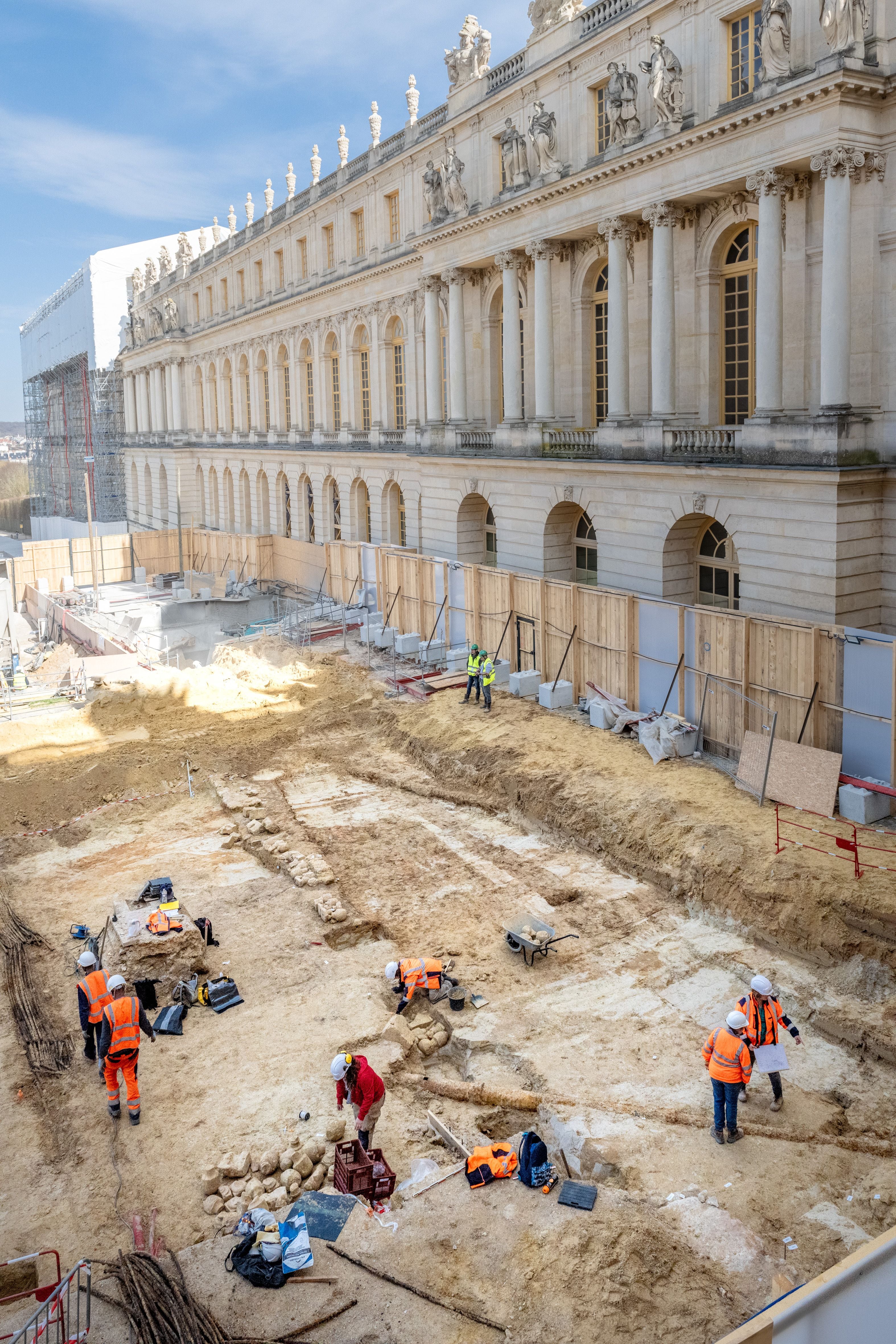 Esculturas, drenajes y un orinal de élite fueron hallados en zonas nobles del Palacio de Versalles, revelando detalles inéditos de su historia.