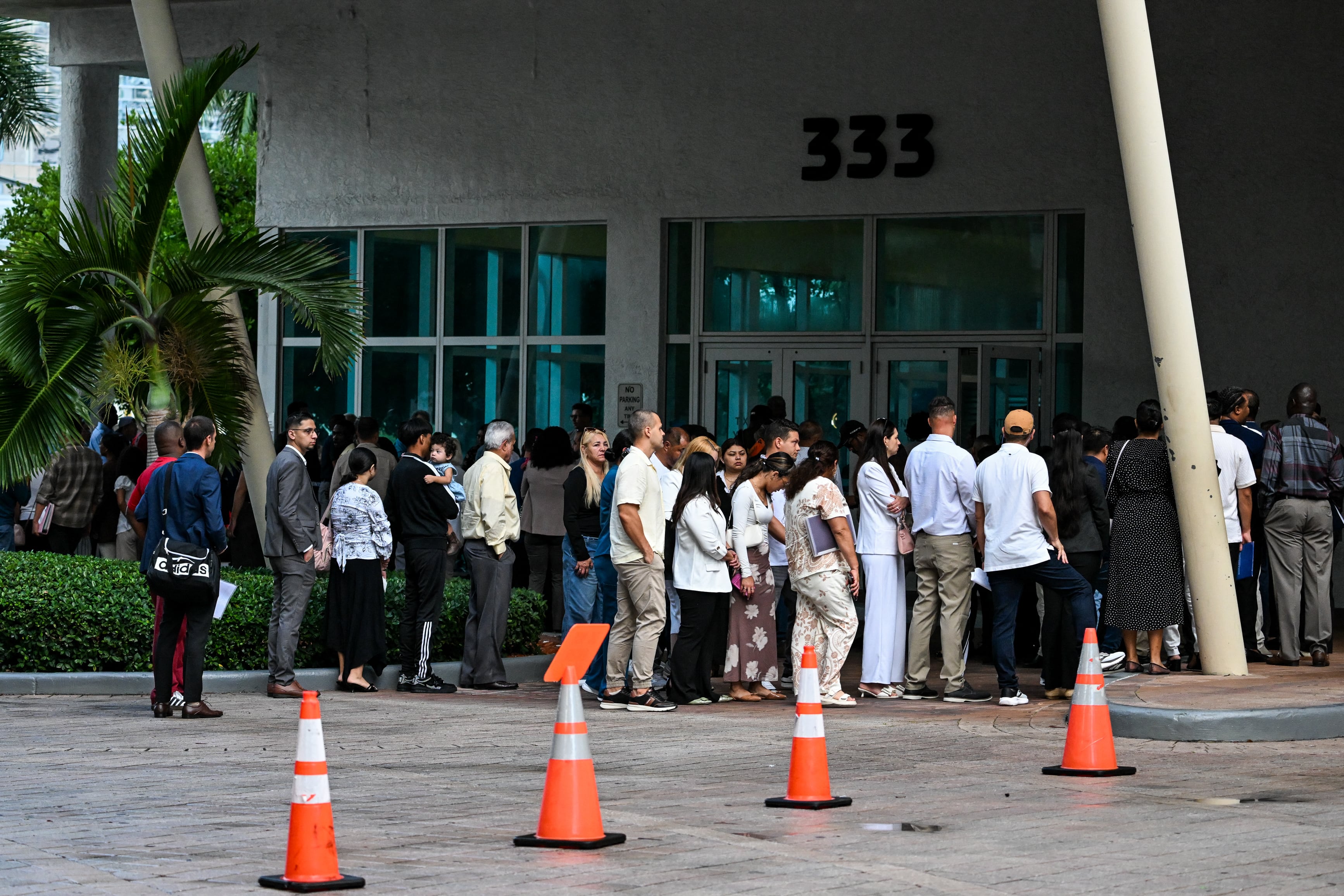 Personas hacen fila afuera de la Corte de Inmigración de Miami, Florida, el 3 de septiembre de 2026. Las largas filas se han convertido en la nueva norma en la corte tras la implementación de las audiencias de calendario “mega master” de la administración Trump, que llevan ante los jueces un gran número de casos de inmigración al mismo tiempo. La Corte de Inmigración de Miami está bajo la jurisdicción de la Oficina del Juez Principal de Inmigración, que forma parte de la Oficina Ejecutiva para la Revisión de Inmigración del Departamento de Justicia.
