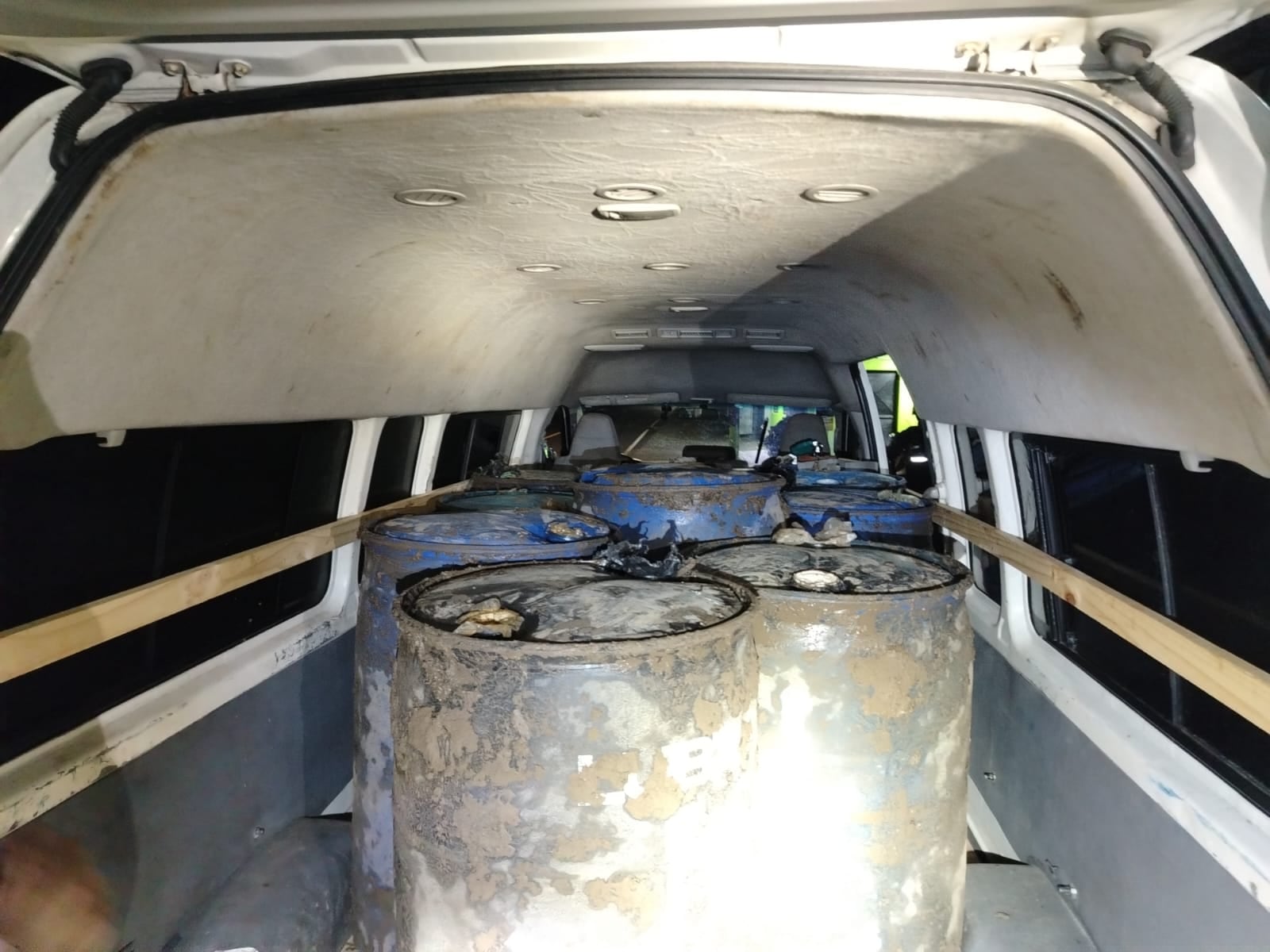 Las autoridades interceptaron una microbús, un camión y un vehículo escolta durante el operativo en Limón.