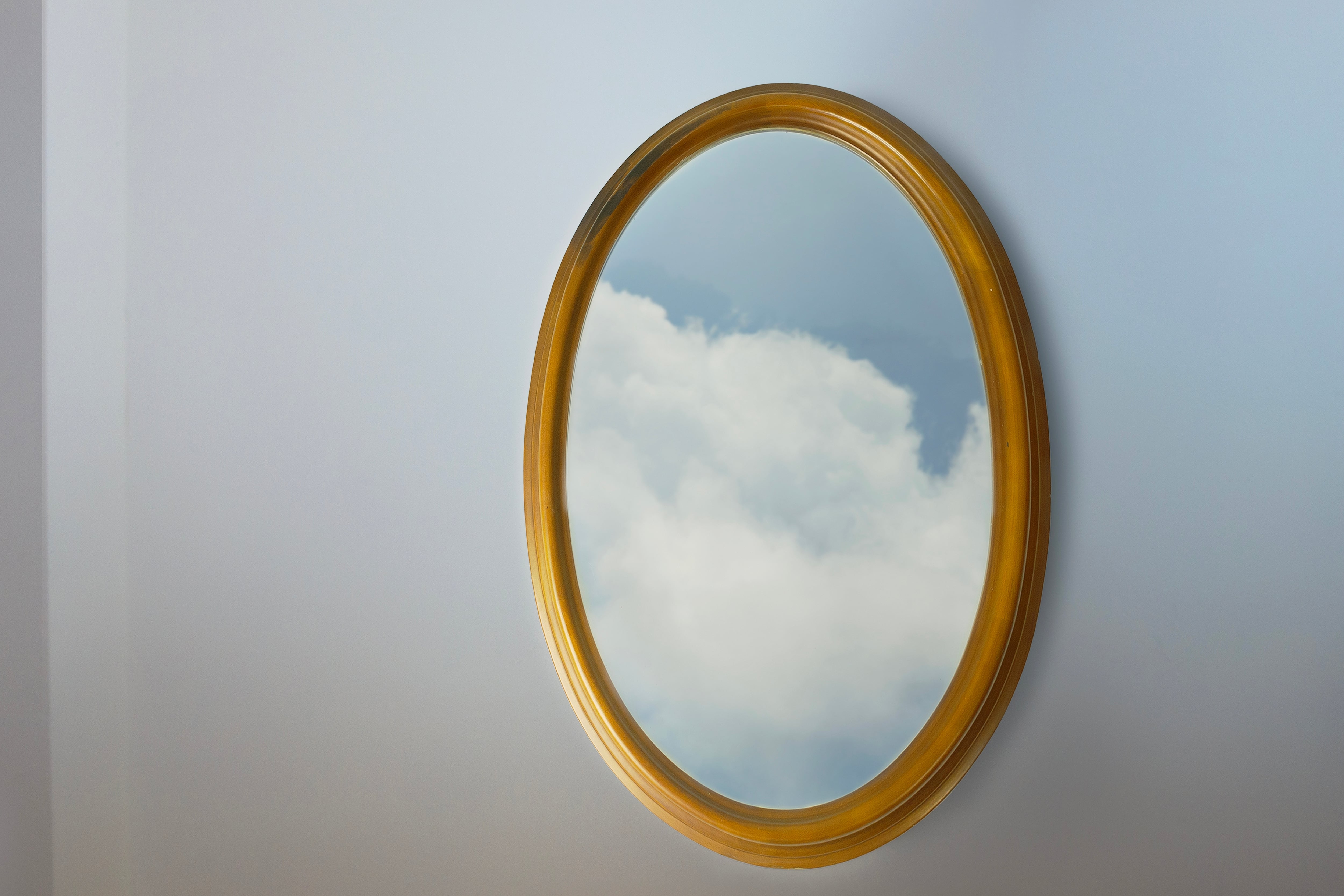Espejo con fondo de cielo con nubes