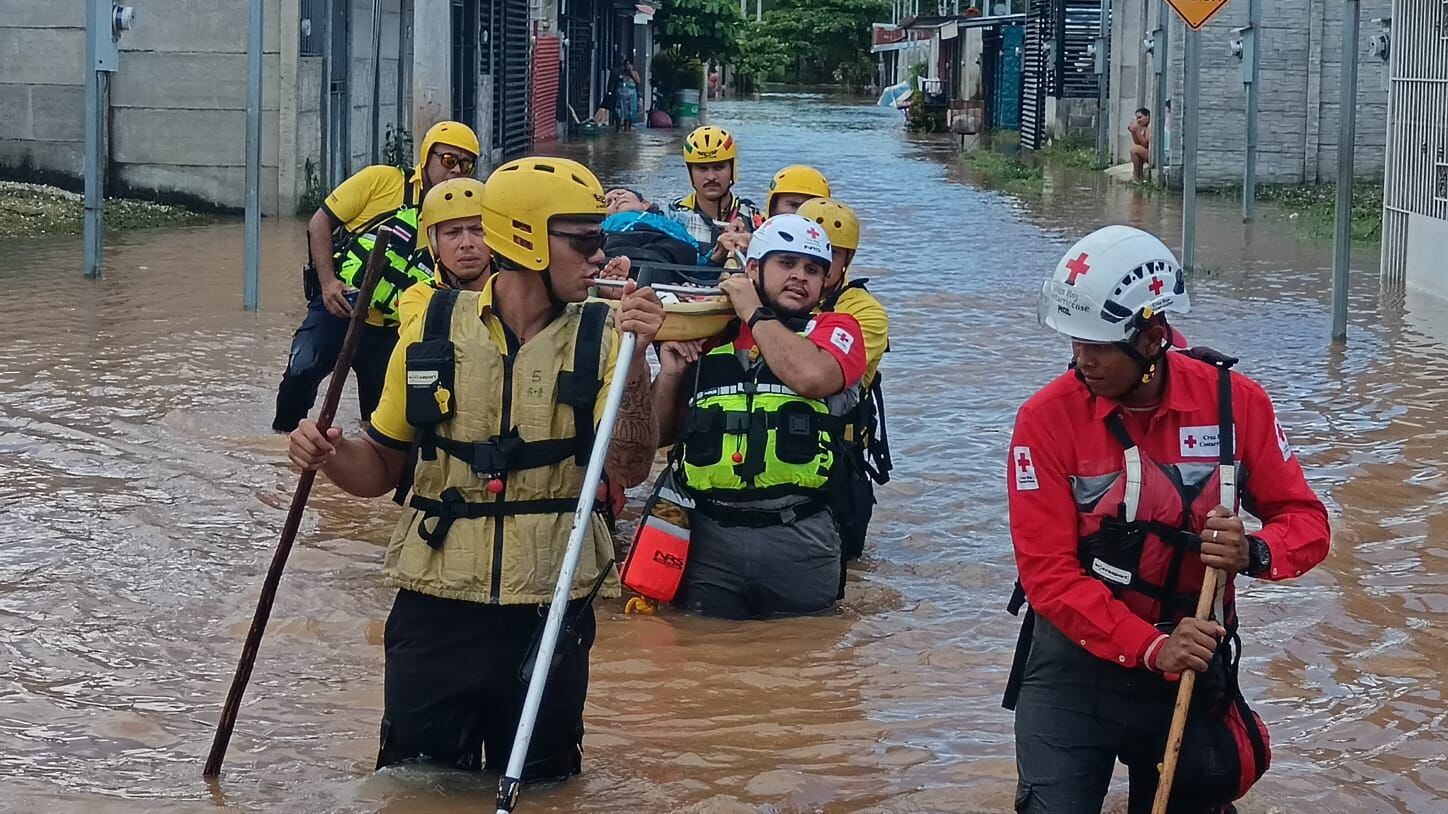 Bomberos y Cruz Roja ayuda a los afectados por inundaciones en Bella Vista, Valle Azul y Valle Verde. Foto: Bomberos y Cruz Roja