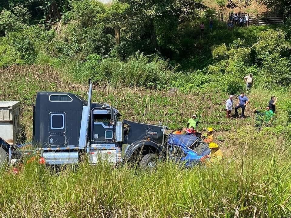 En un pastizal a unos 10 metros de la calzada quedó el tráiler cuya parte delantera aplastó un Suzuki, modelo SX4 del año 2012. Foto: Accidentes de Costa Rica.