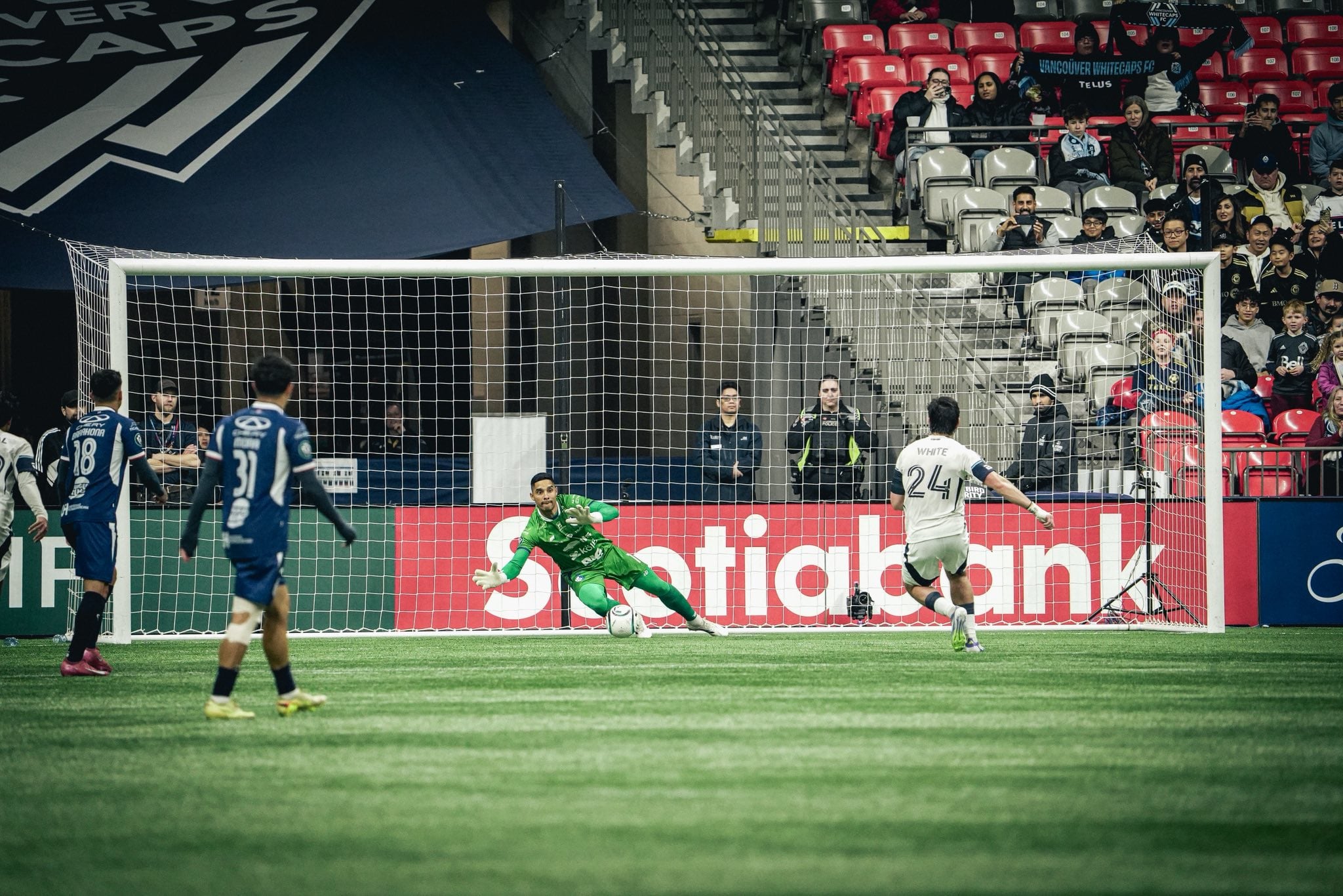 Kevin Briceño desvió este lanzamiento de penal de Brian White en el partido entre Vancouver Whitecaps y Cartaginés, en la Copa de Campeones de Concacaf.