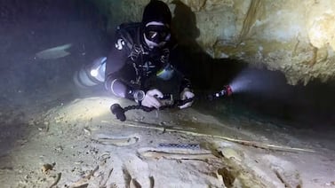 Esqueleto de 8 mil años es hallado en las profundidades de una cueva sumergida en México