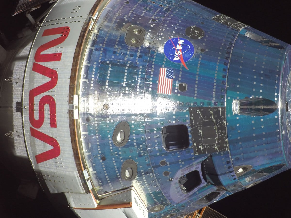 Esta imagen distribuida el 8 de abril de 2026 por la NASA muestra la nave espacial Orion en el sexto día de la misión Artemis II, fotografiada desde una de las cámaras montadas en sus alas de paneles solares, el 7 de abril de 2026.