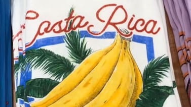 Vea la extraña camisa alusiva a Costa Rica que venden en Australia y causa indignación: ‘Bastante racista’
