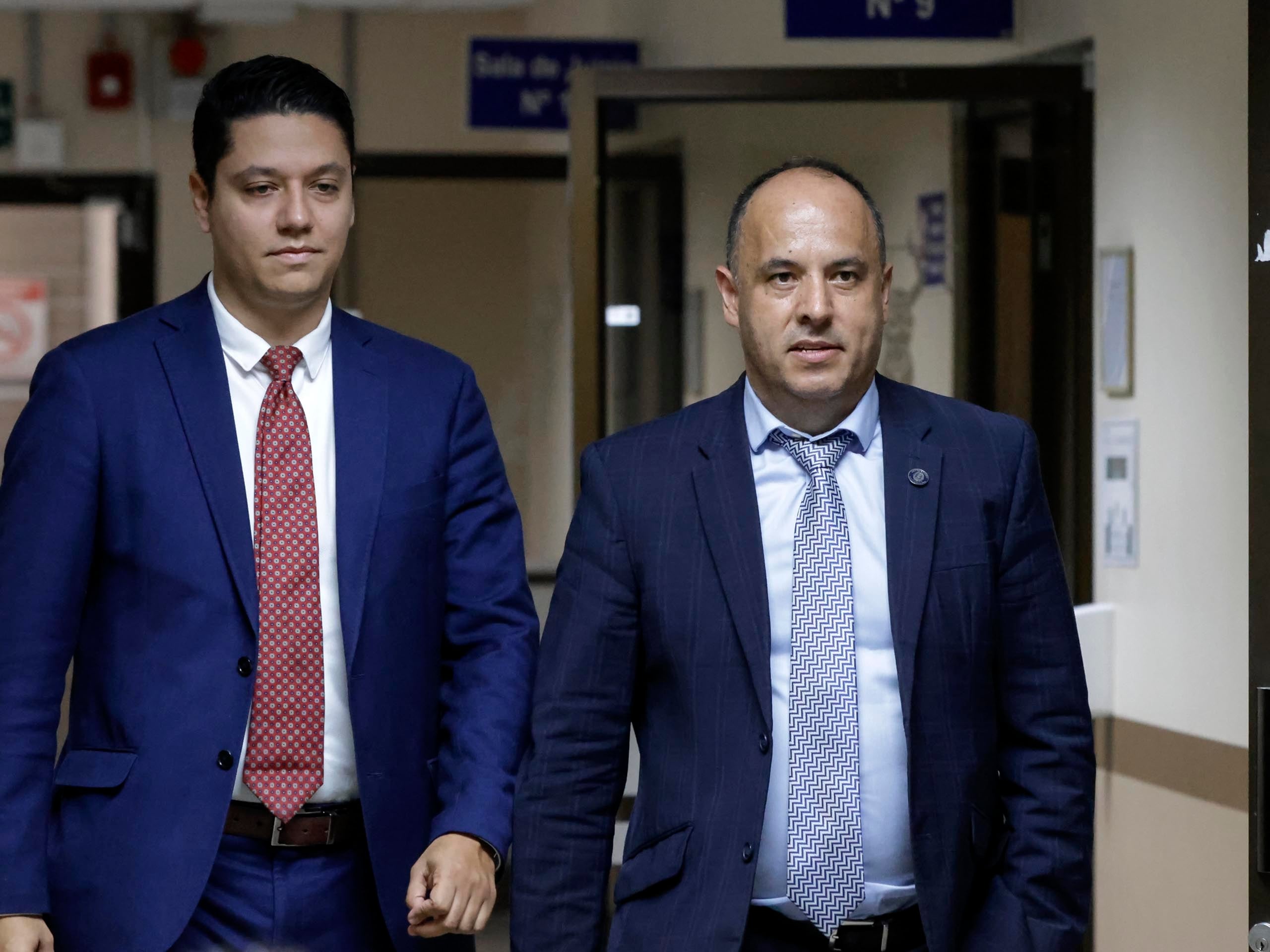 09/11/2023. Segundo Circuito Judicial, Goicoechea. Hora: 02:00 p.m. NOTA: VALORAR SI PUEDEN SALIR LOS ROSTROS DE LOS SOSPECHOSOS. Este jueves inicia la audiencia preliminar en el caso llamado Gallo Tapado, relacionado con la sustracción de ¢3.200 millones del Banco Nacional. En la foto, los sospechosos ingresan a la Sala de Juicio #10. Fotos: Mayela López