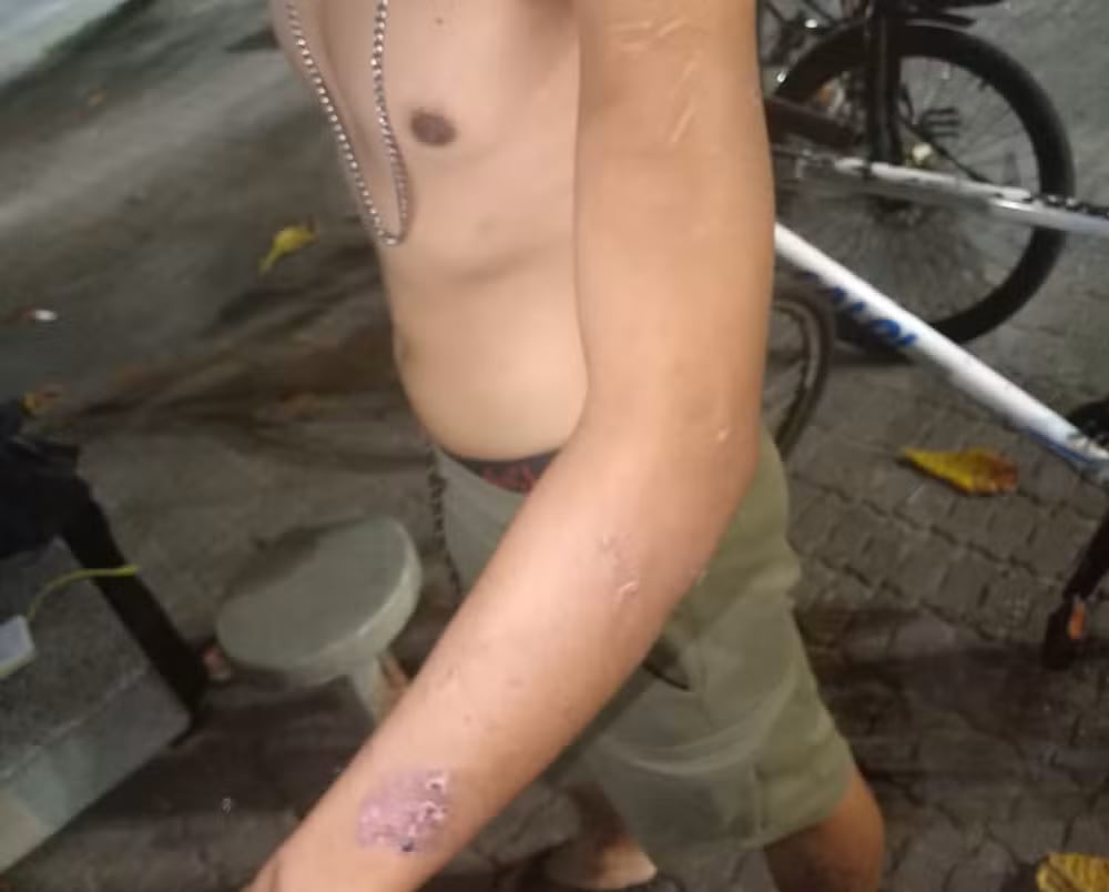 El joven vivía con su amiga en Río de Janeiro, donde sufrió agresiones y amenazas por una deuda que no contrajo.