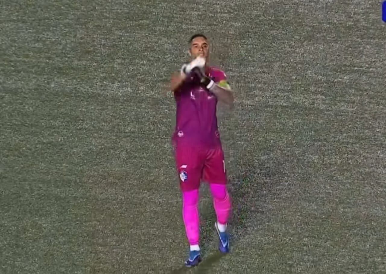 El portero de Cartaginés, Kevin Briceño, estaba muy molesto con un aficionado en el Ernesto Rohrmoser, tras el choque ante Sporting FC de la fecha dos del Torneo de Clausura 2025.