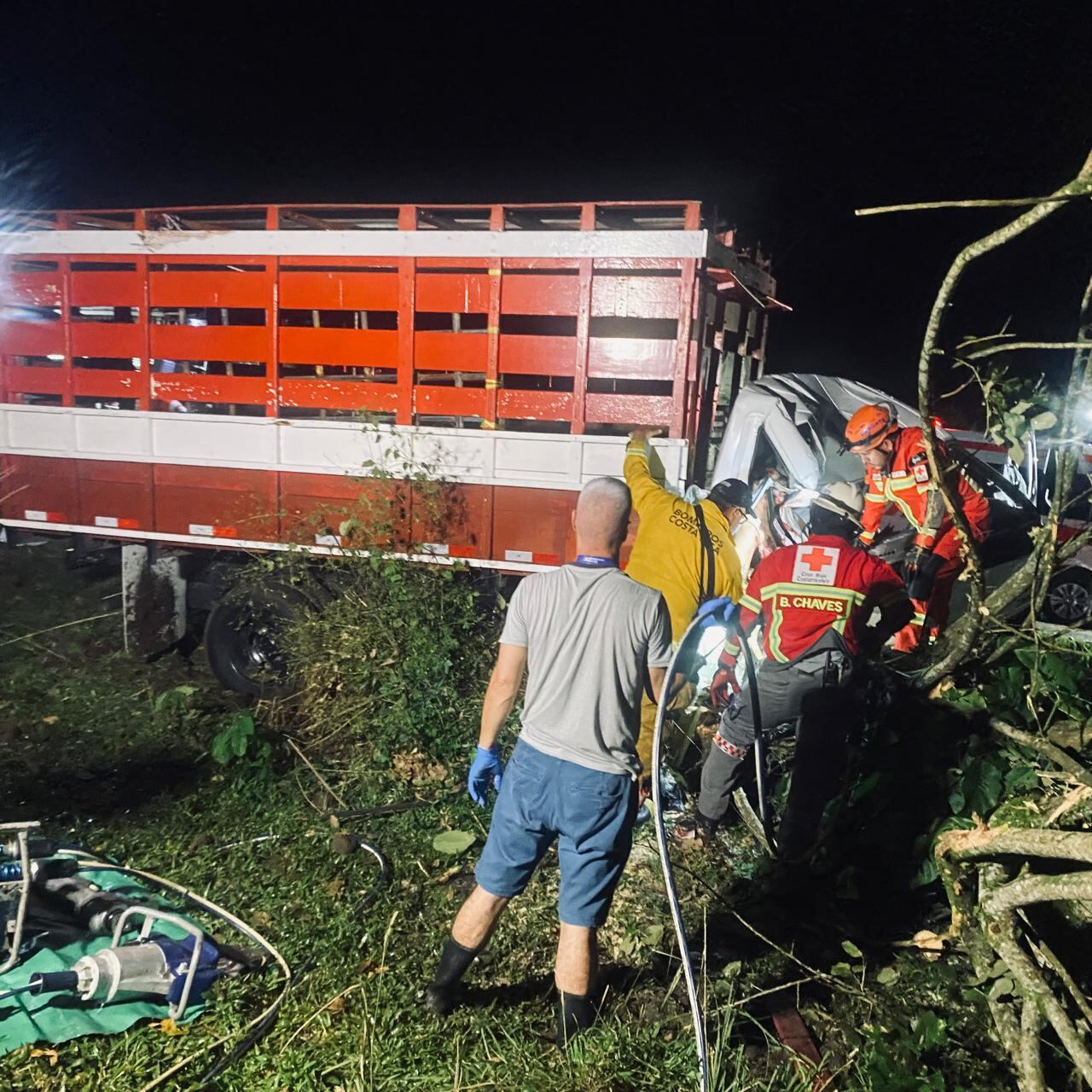 Mujer de 28 años muere en Aguas Zarcas tras accidente en el que un camión se salió de la vía y chocó contra un árbol. El conductor huyó y el OIJ investiga las causas del percance. Fotografía: