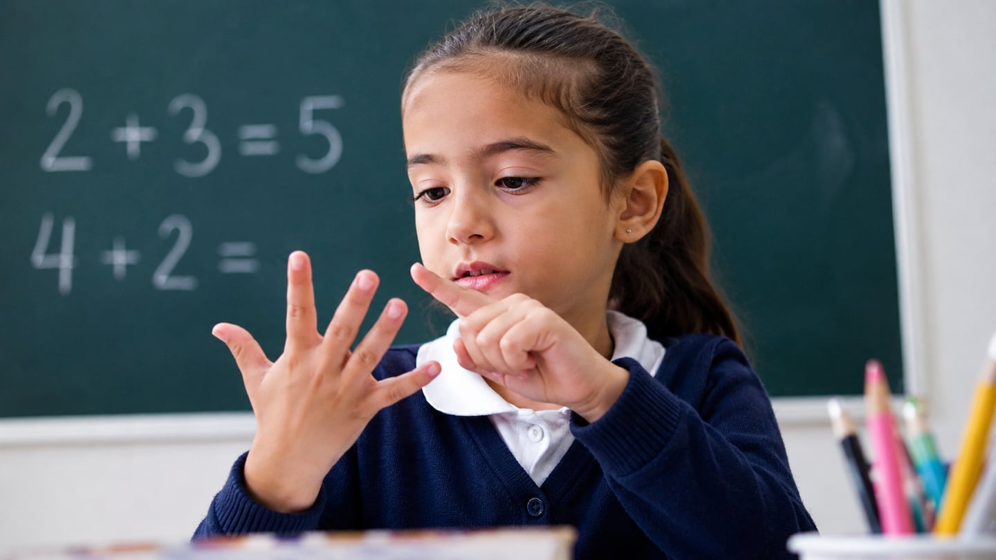 Contar con los dedos ayuda a los niños a desarrollar habilidades matemáticas más avanzadas