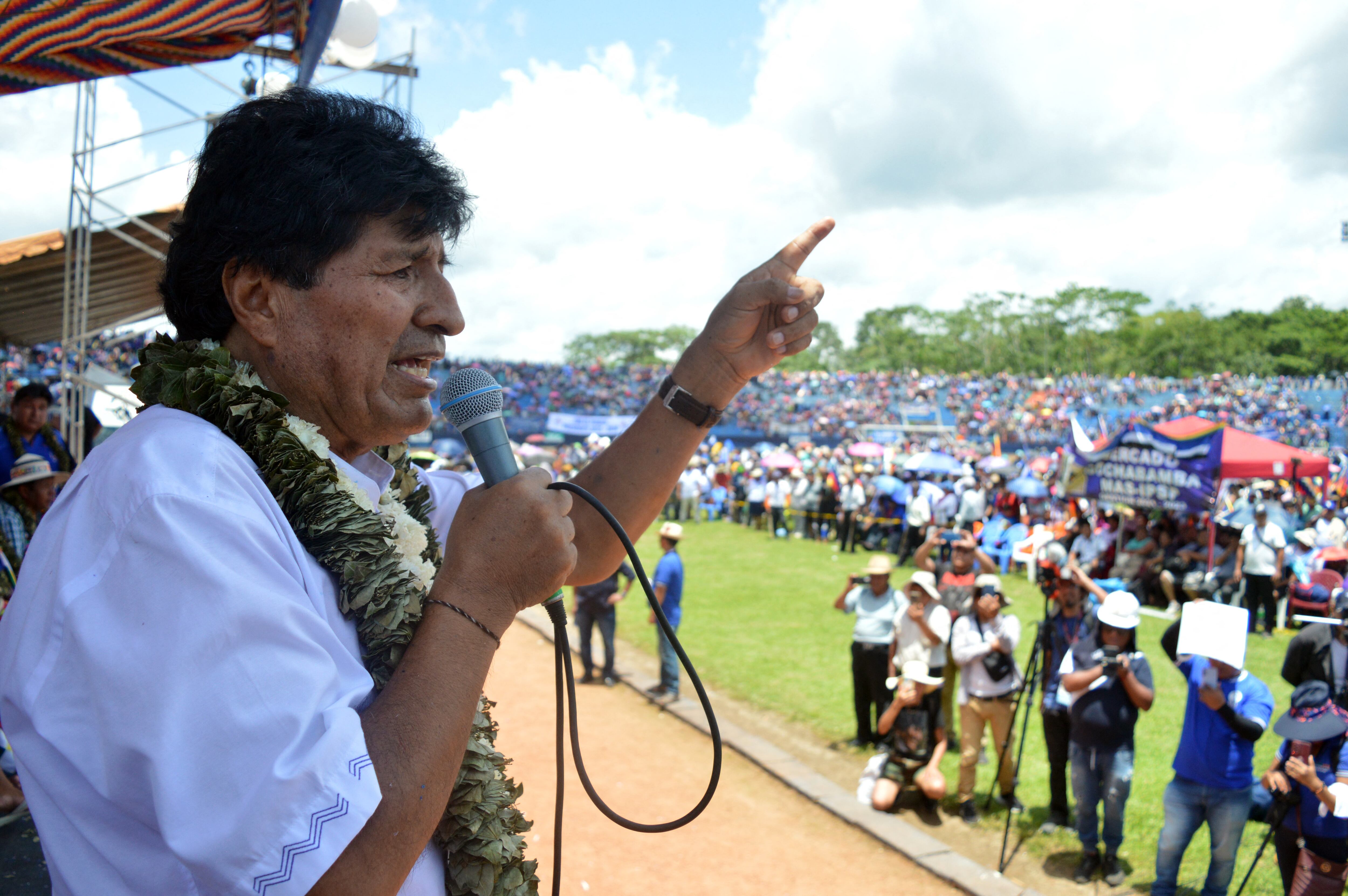 El ex presidente de Bolivia Evo Morales se dirige a sus simpatizantes y militantes del Movimiento al Socialismo (MAS) durante las celebraciones. (Foto por FERNANDO CARTAGENA / AFP)