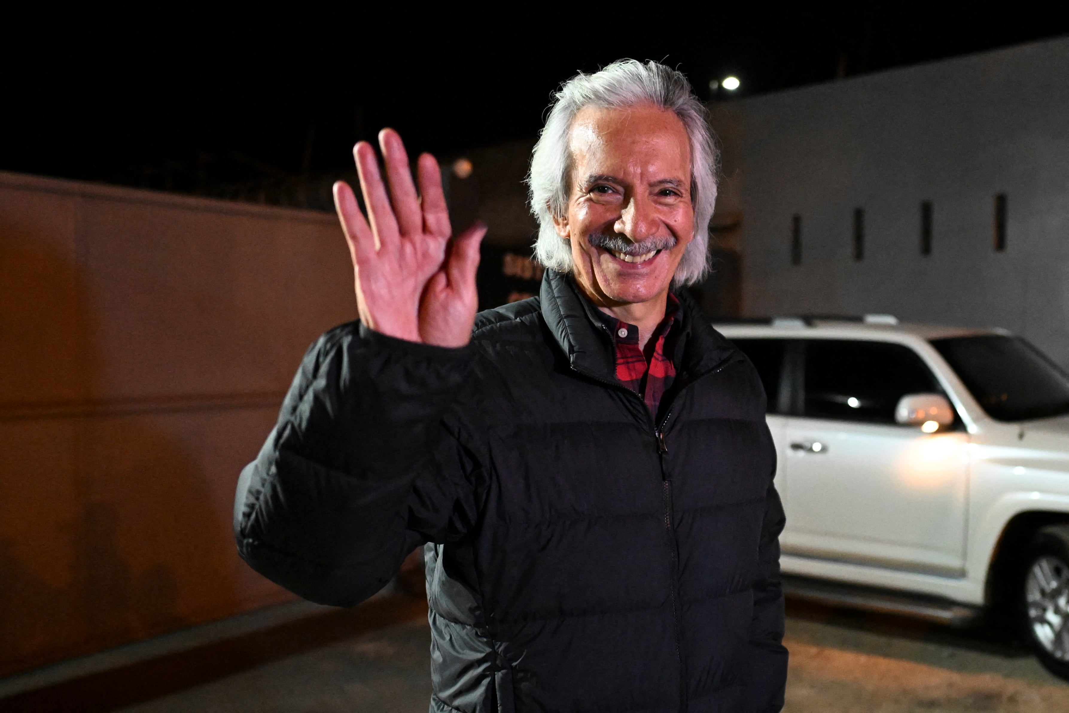 El periodista guatemalteco y fundador del antiguo periódico "El Periódico", José Rubén Zamora, saluda al salir de la brigada militar "Mariscal Zavala" para continuar con su arresto domiciliario en su domicilio de la Ciudad de Guatemala el pasado 12 de febrero.