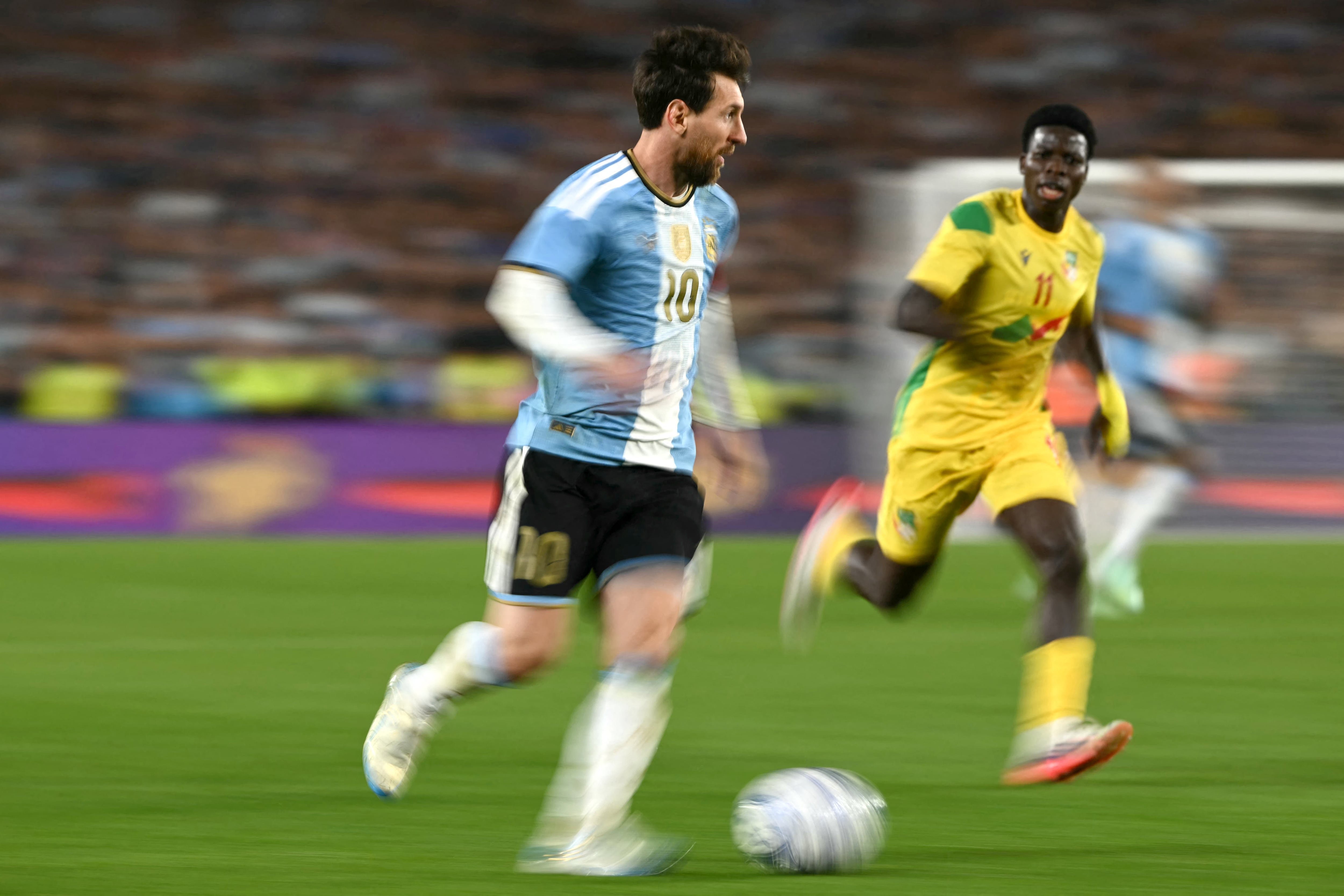 Lionel Messi controla el balón en el partido entre Argentina y Benín, el último de su carrera marcada por glorias e hitos para la historia.